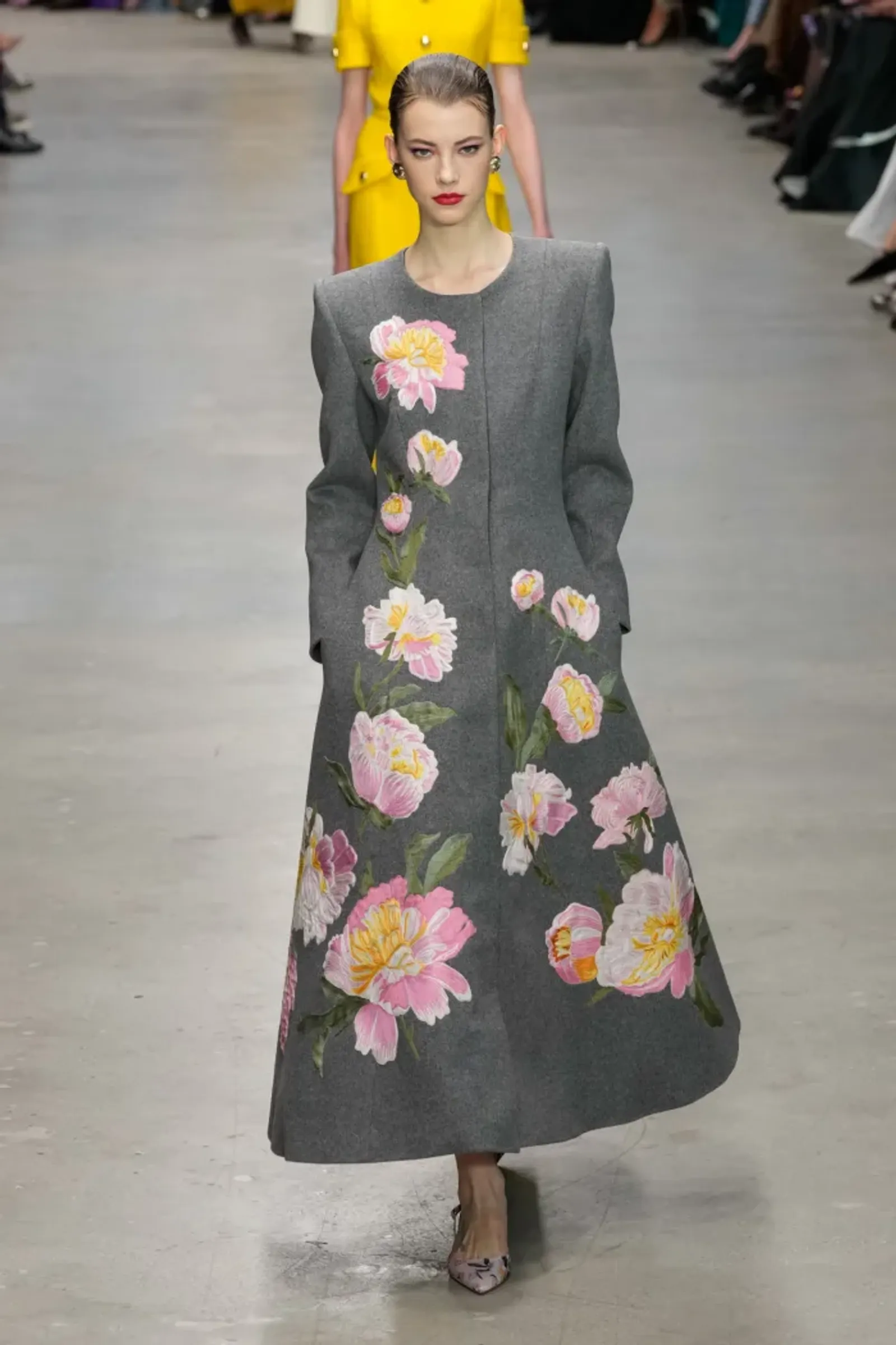 Carolina Herrera Padukan Gaun & Officewear di Koleksi Fall 2024