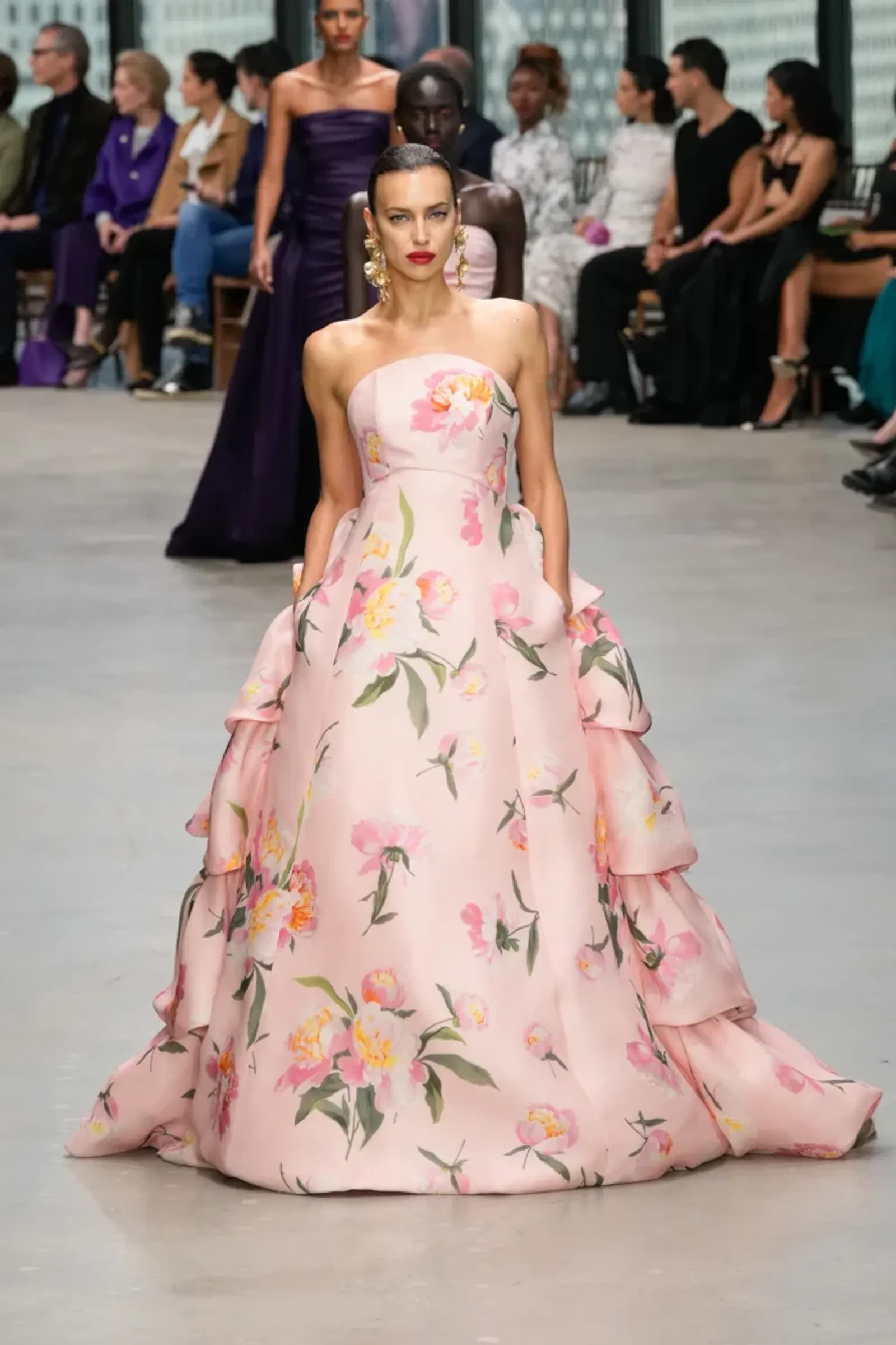 Carolina Herrera Padukan Gaun & Officewear di Koleksi Fall 2024