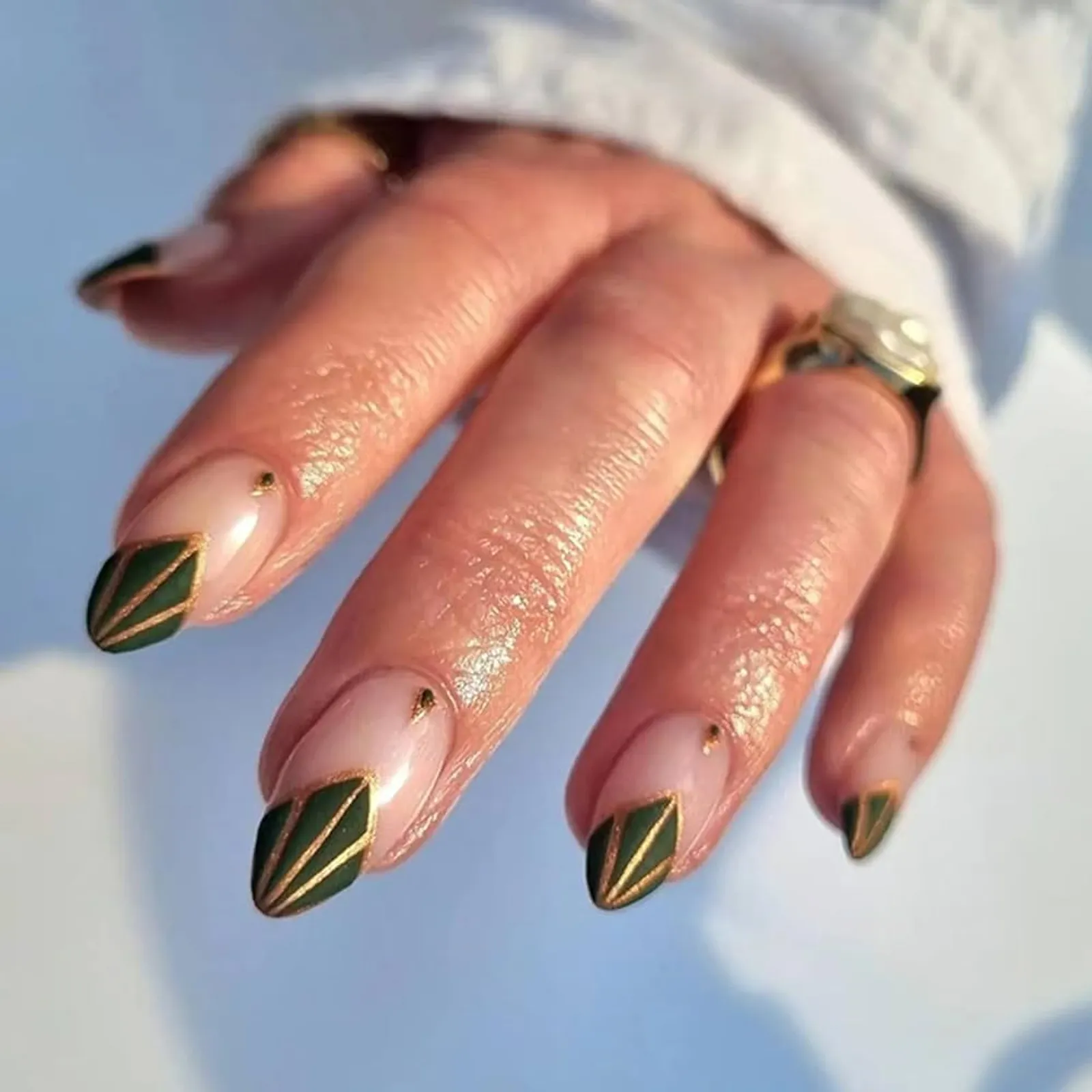 7 Nail Art Hijau Lumut, Berikan Kesan Elegan & Memukau