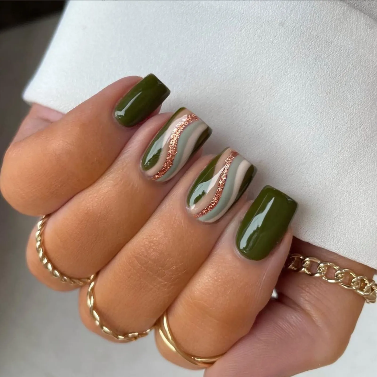 7 Nail Art Hijau Lumut, Berikan Kesan Elegan & Memukau