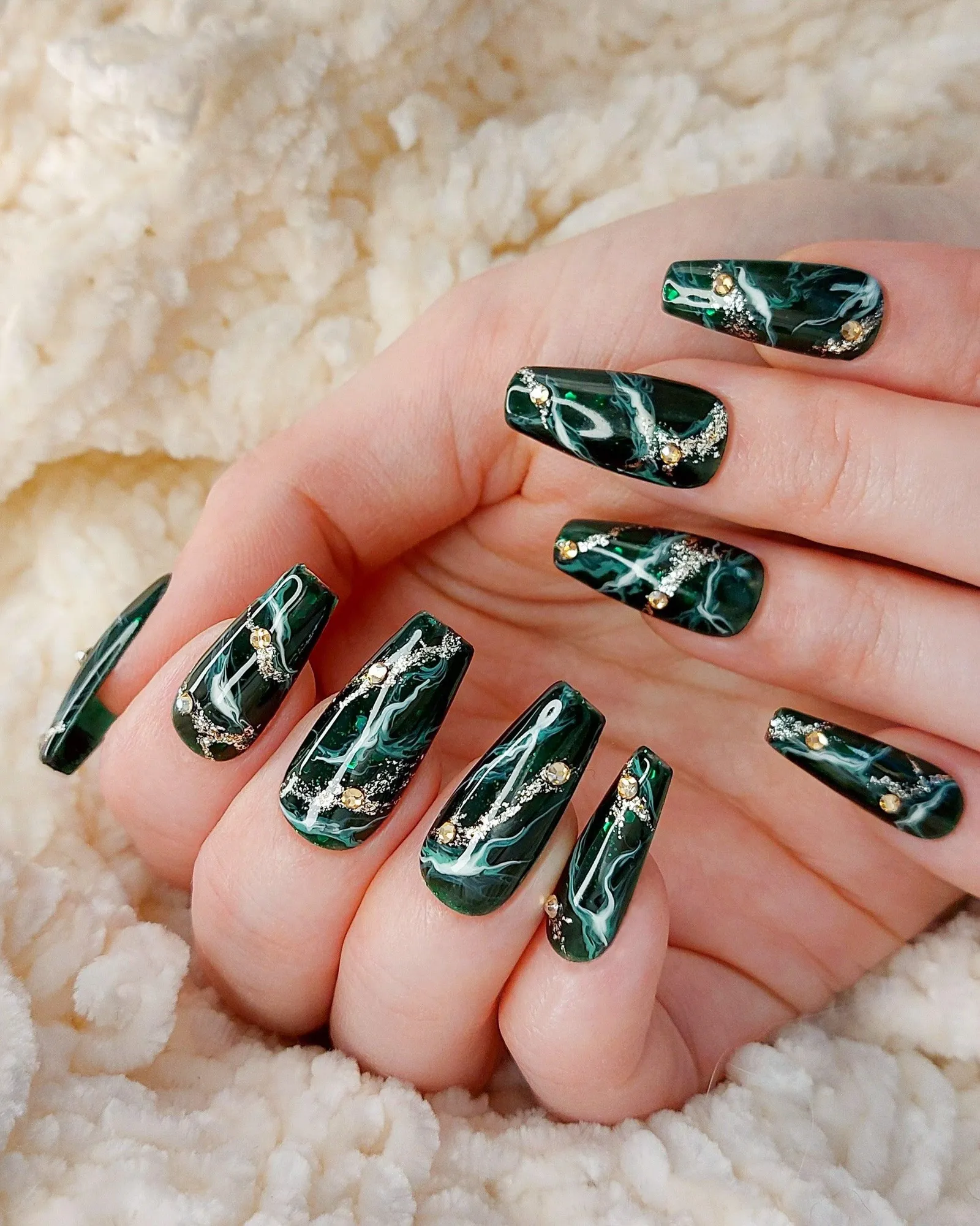 7 Nail Art Hijau Lumut, Berikan Kesan Elegan & Memukau