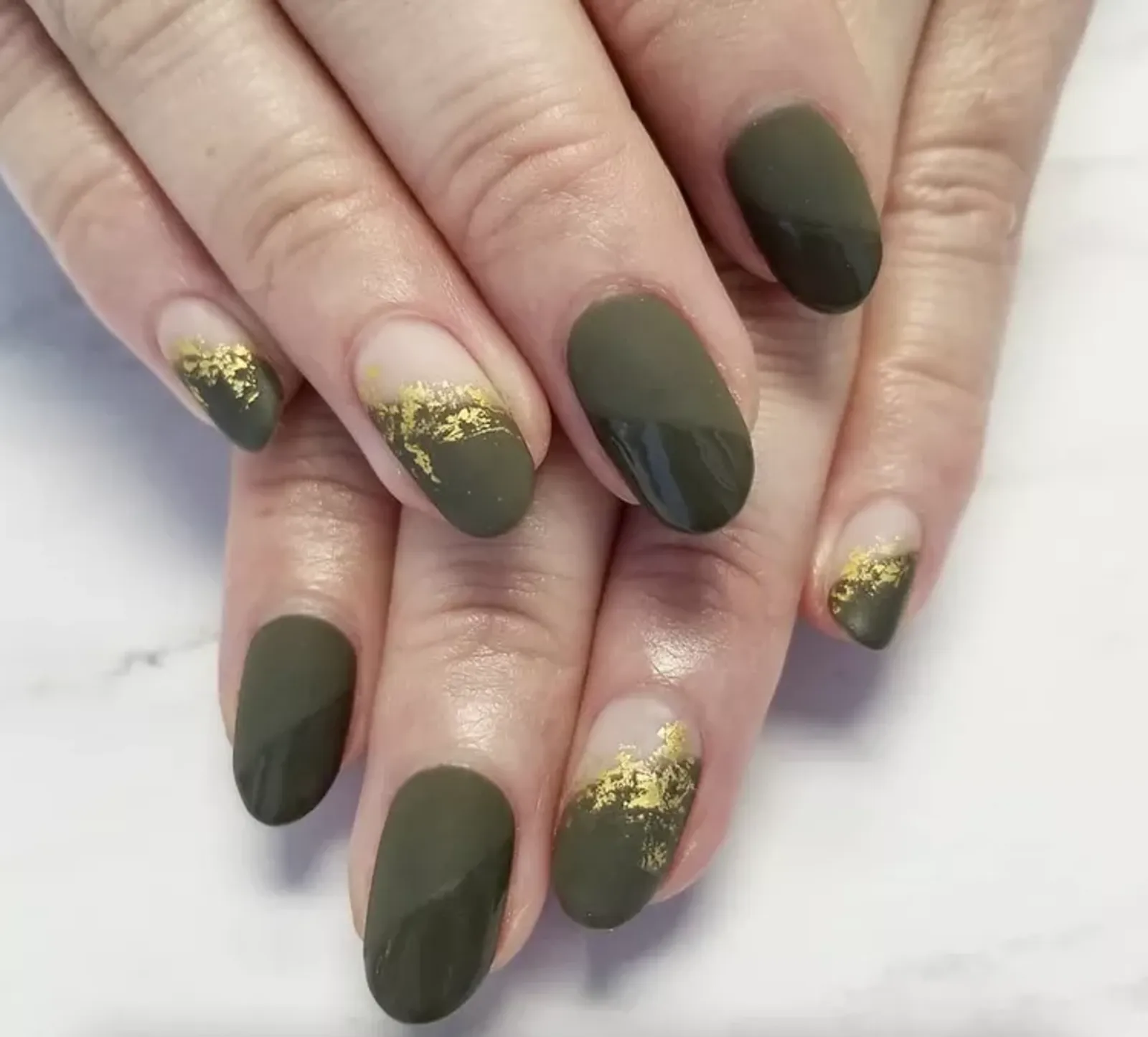 7 Nail Art Hijau Lumut, Berikan Kesan Elegan & Memukau