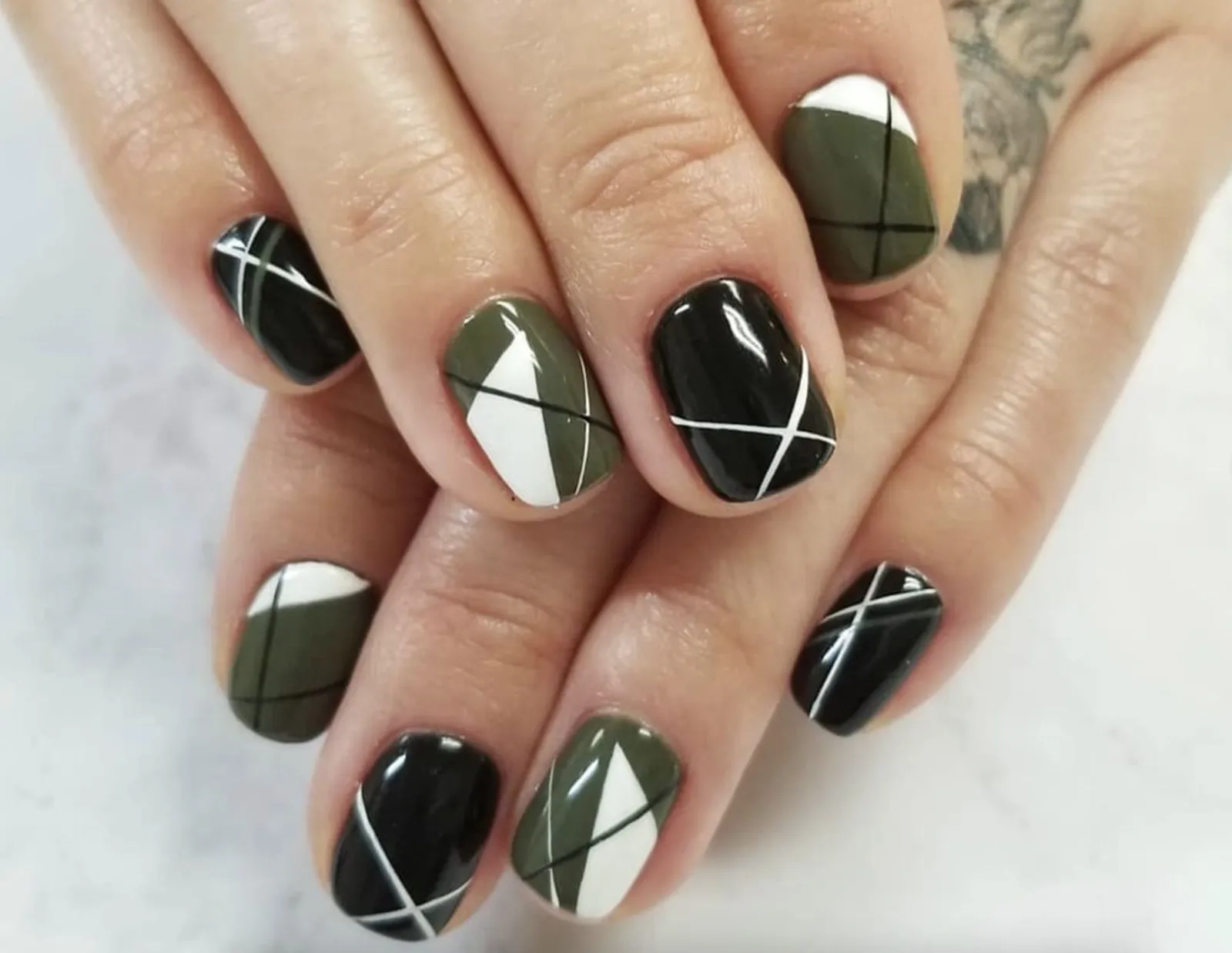 7 Nail Art Hijau Lumut, Berikan Kesan Elegan & Memukau