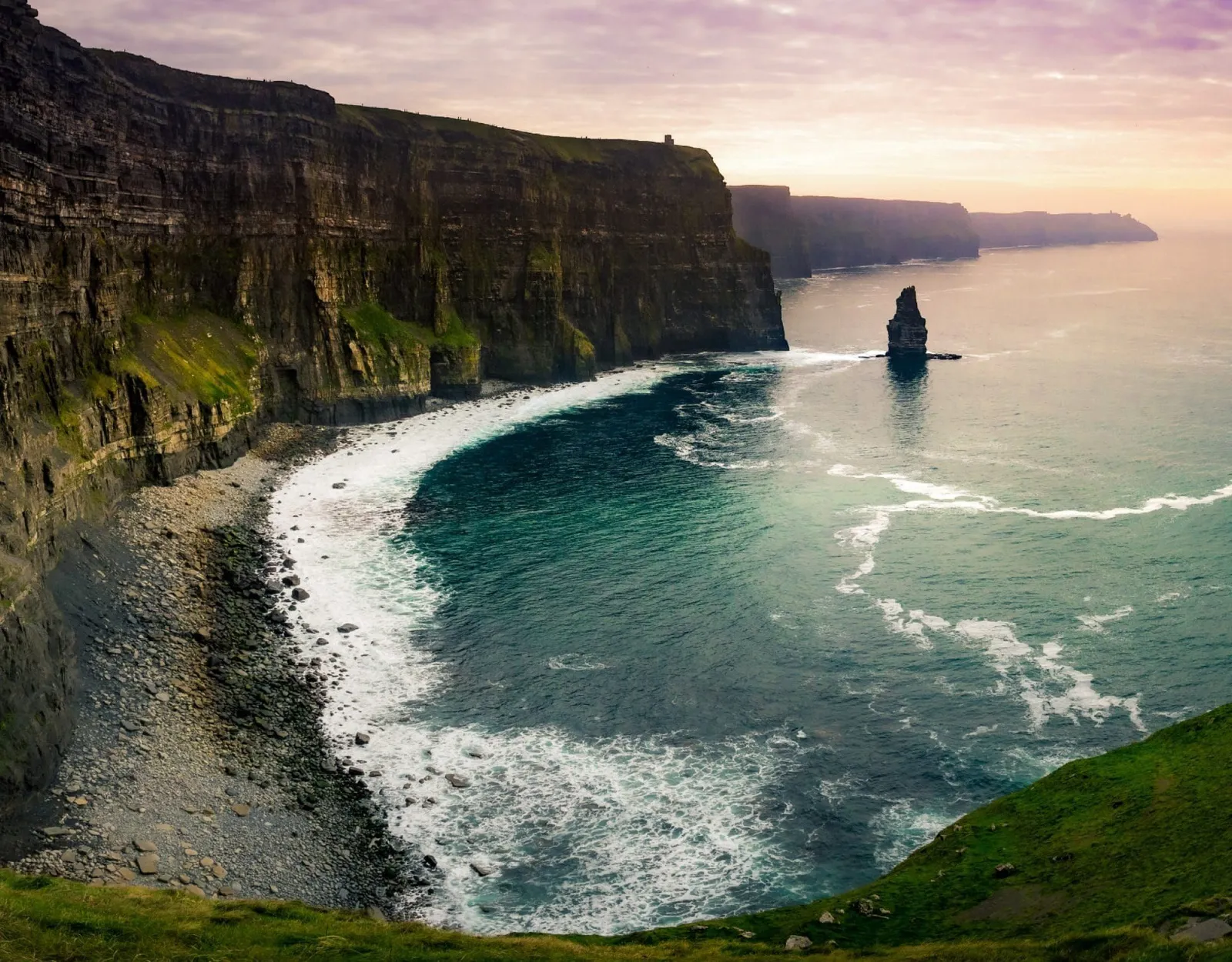 8 Tempat Wisata Populer di Irlandia, Ada Lokasi Syuting 'Star Wars'