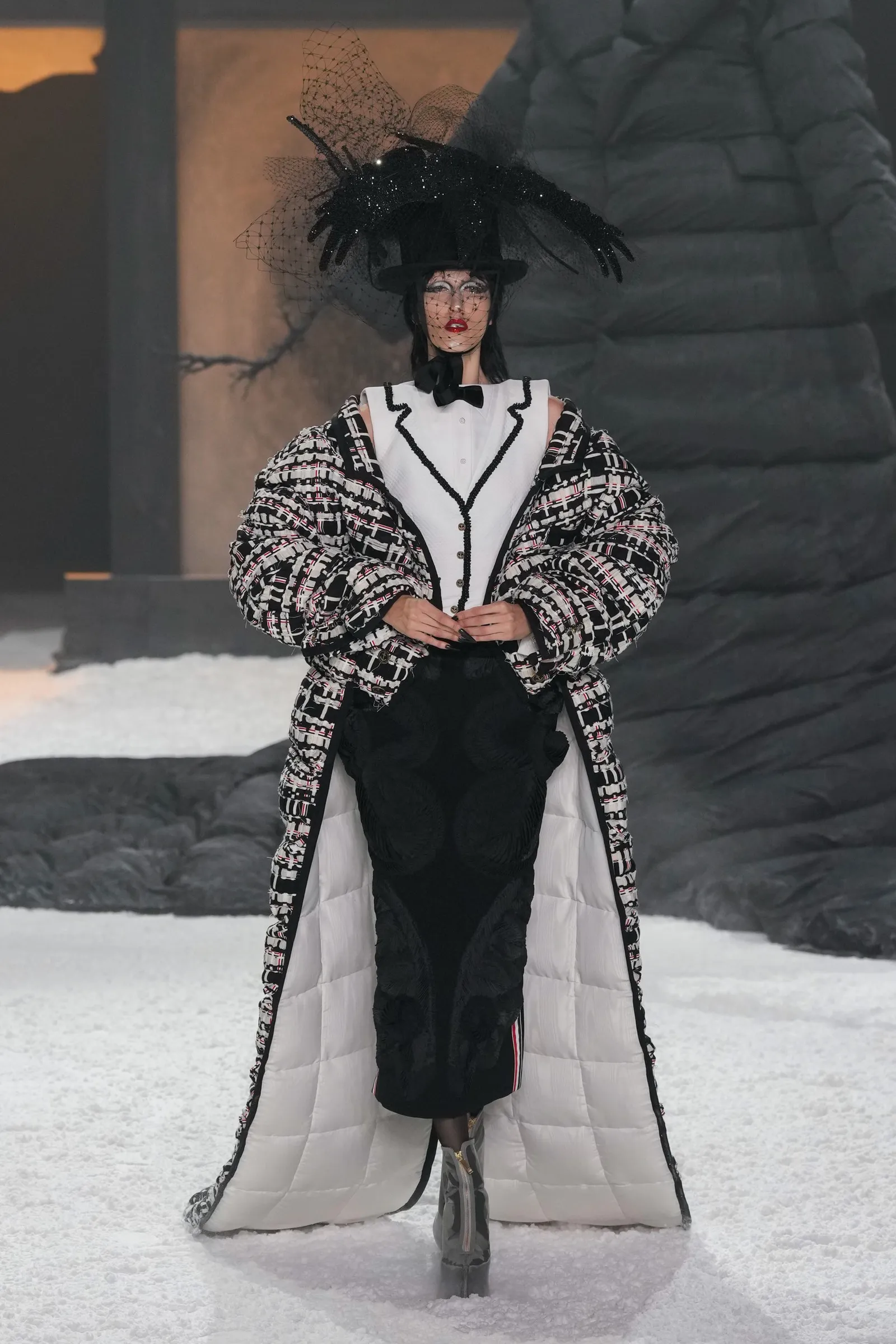 Thom Browne Hadirkan Teater Dunia Fantasi di Fashion Show Fall 2024