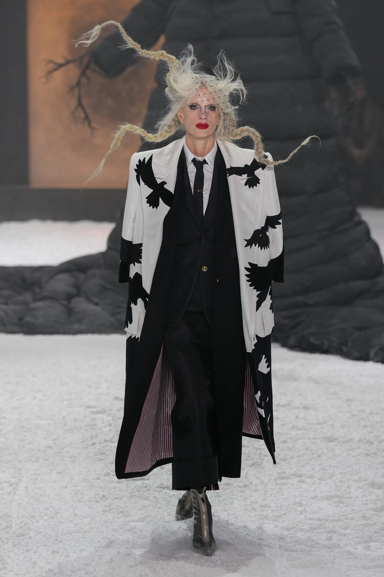 Thom Browne Hadirkan Teater Dunia Fantasi di Fashion Show Fall 2024