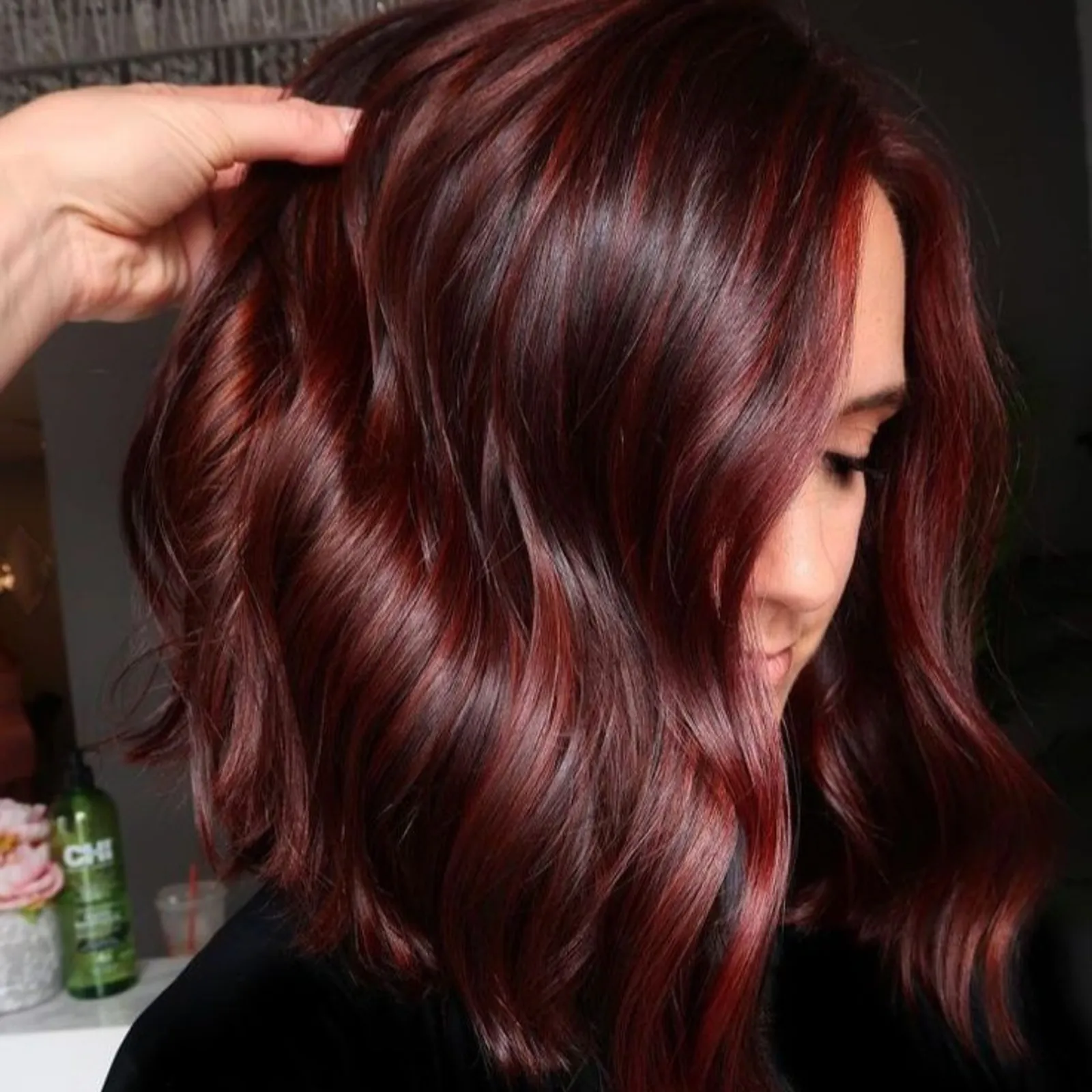 Tampil Berani dengan Berbagai Varian Warna Rambut Merah Ini