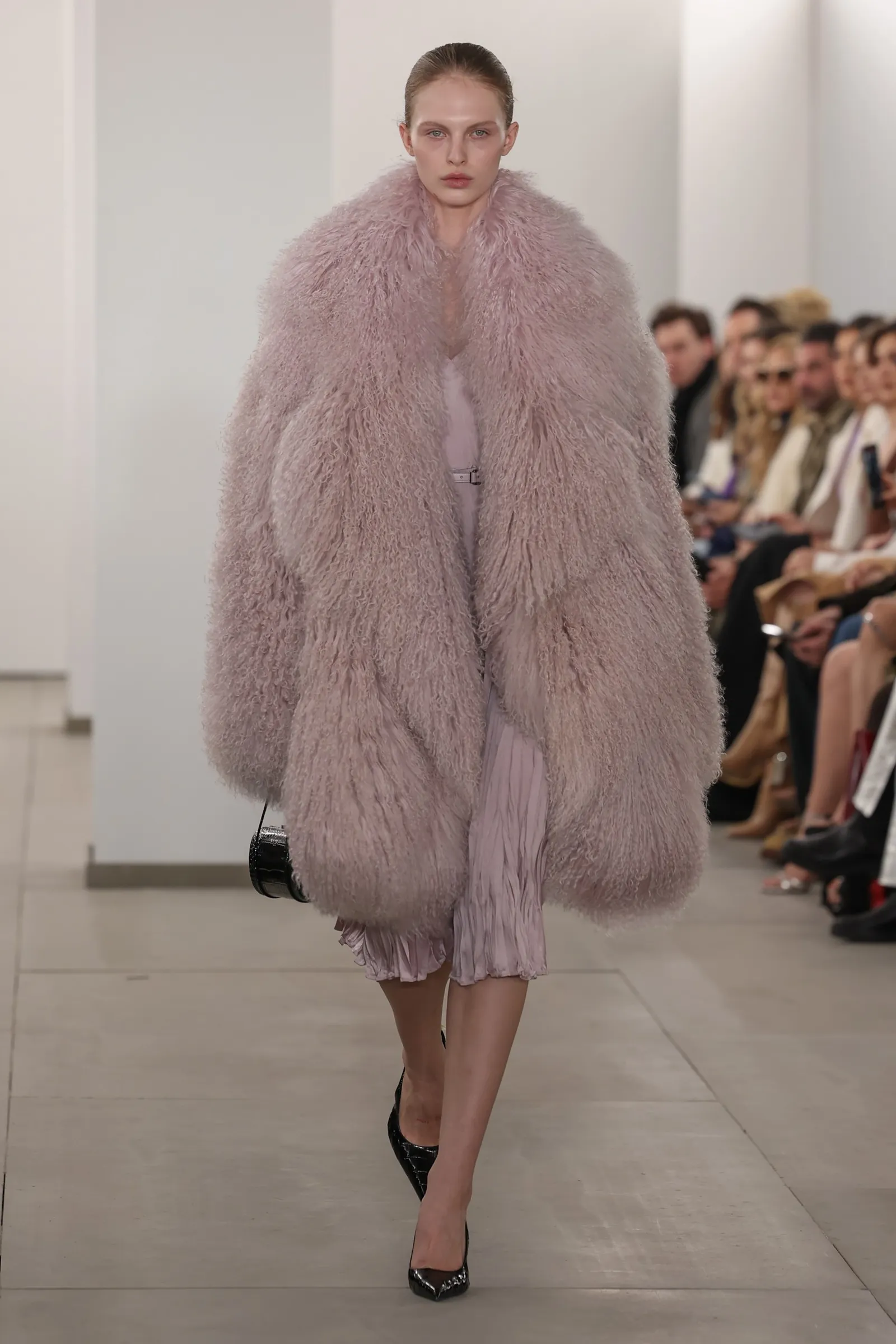 Michael Kors Bawa Siluet Klasik Era 30-an di Fashion Show Fall 2024