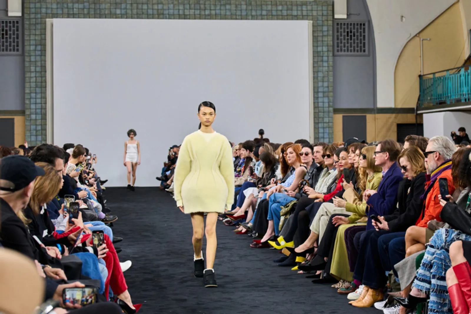 JW Anderson Lakukan Manipulasi Visual di Fashion Show Fall/Winter 2024