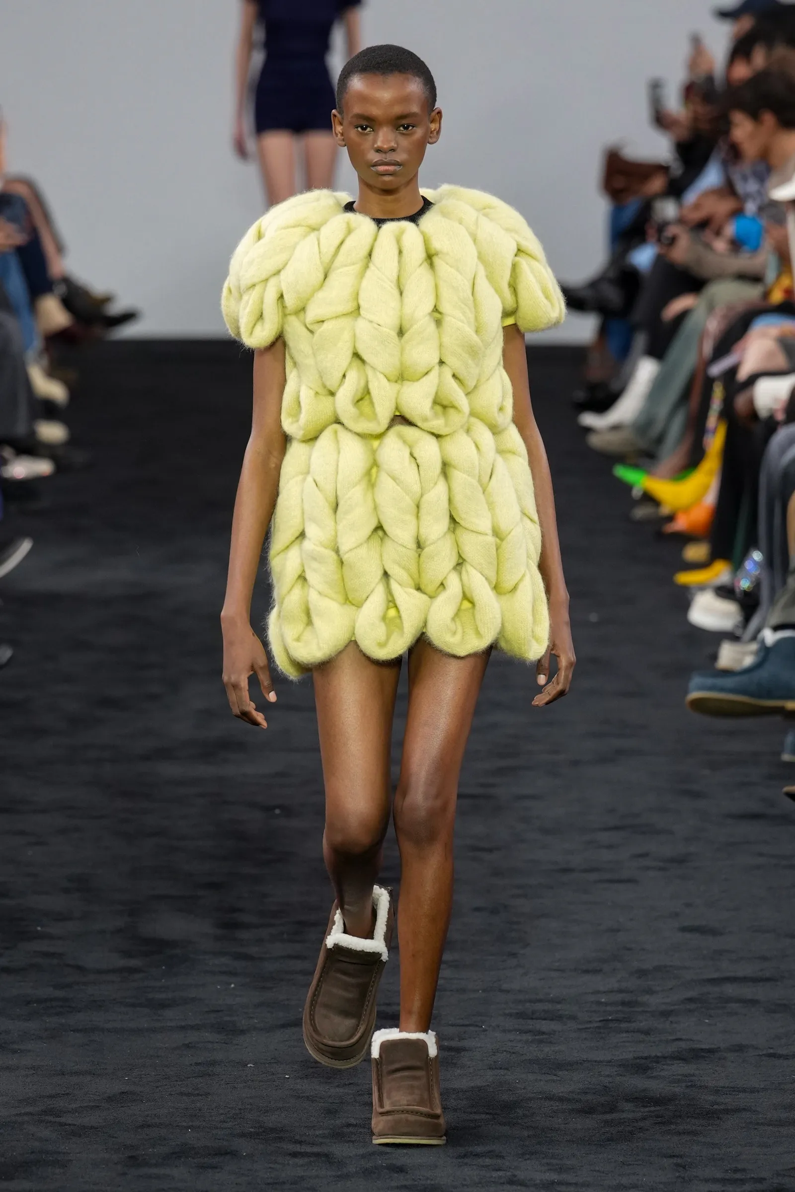 JW Anderson Lakukan Manipulasi Visual di Fashion Show Fall/Winter 2024