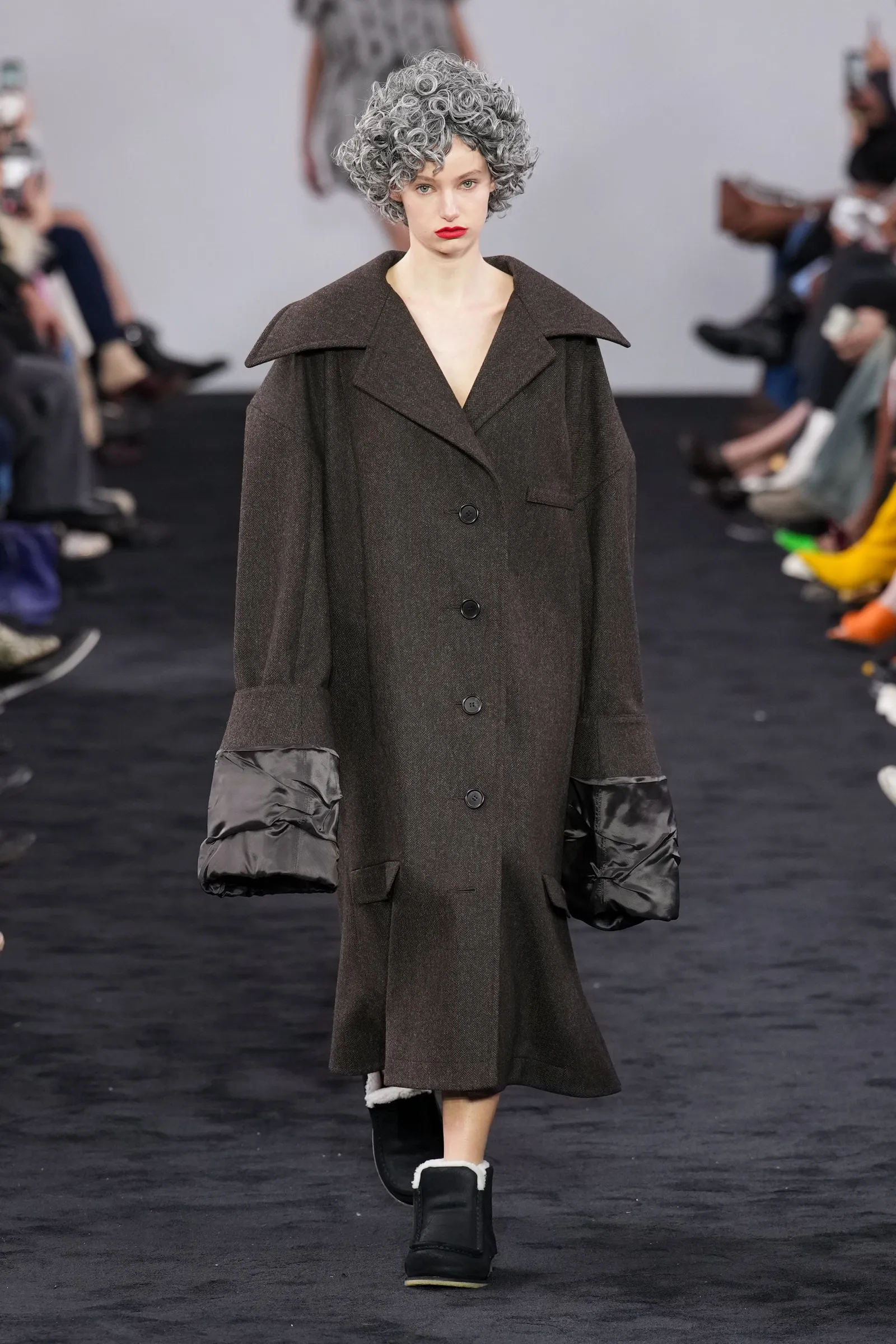 JW Anderson Lakukan Manipulasi Visual di Fashion Show Fall/Winter 2024