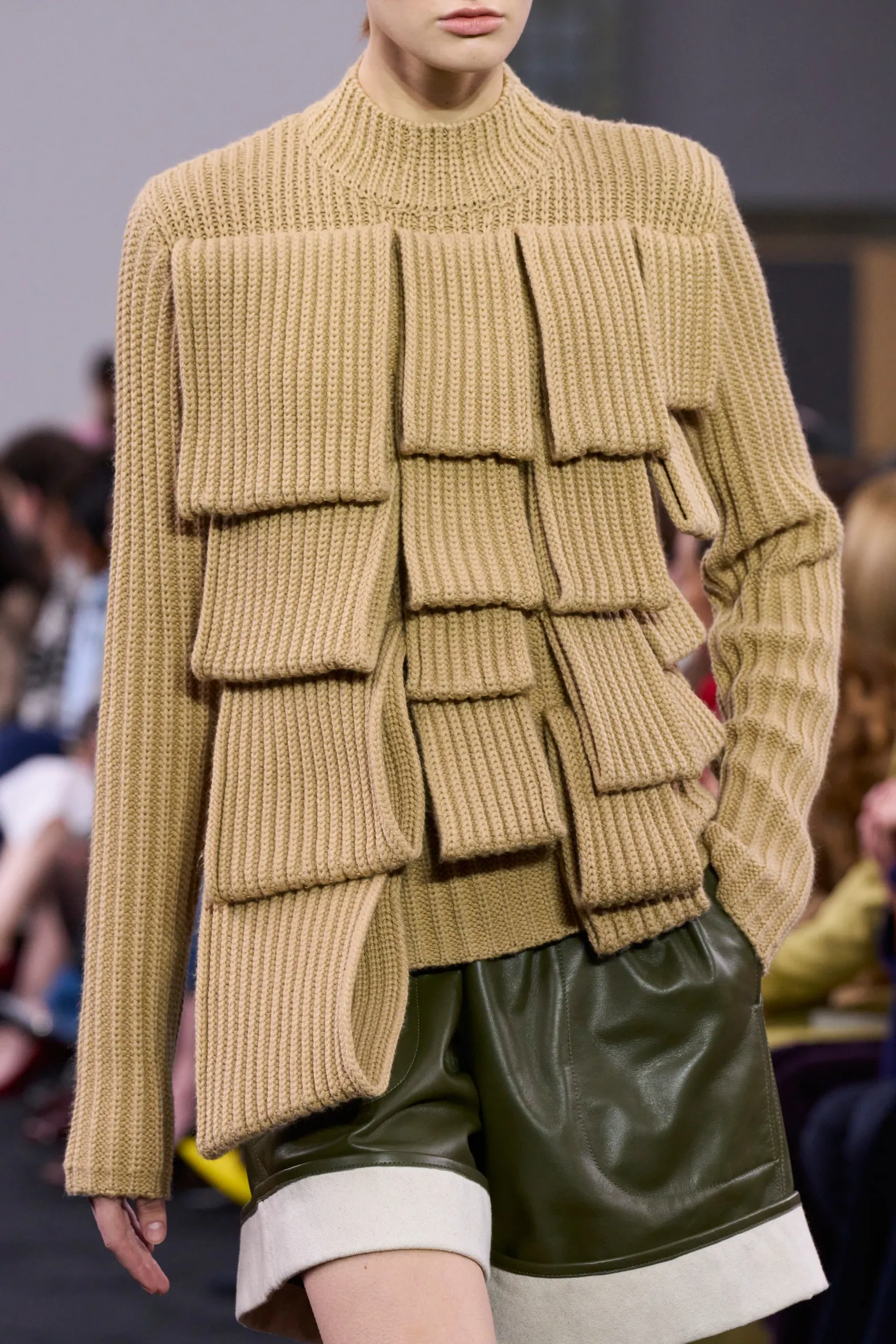 JW Anderson Lakukan Manipulasi Visual di Fashion Show Fall/Winter 2024