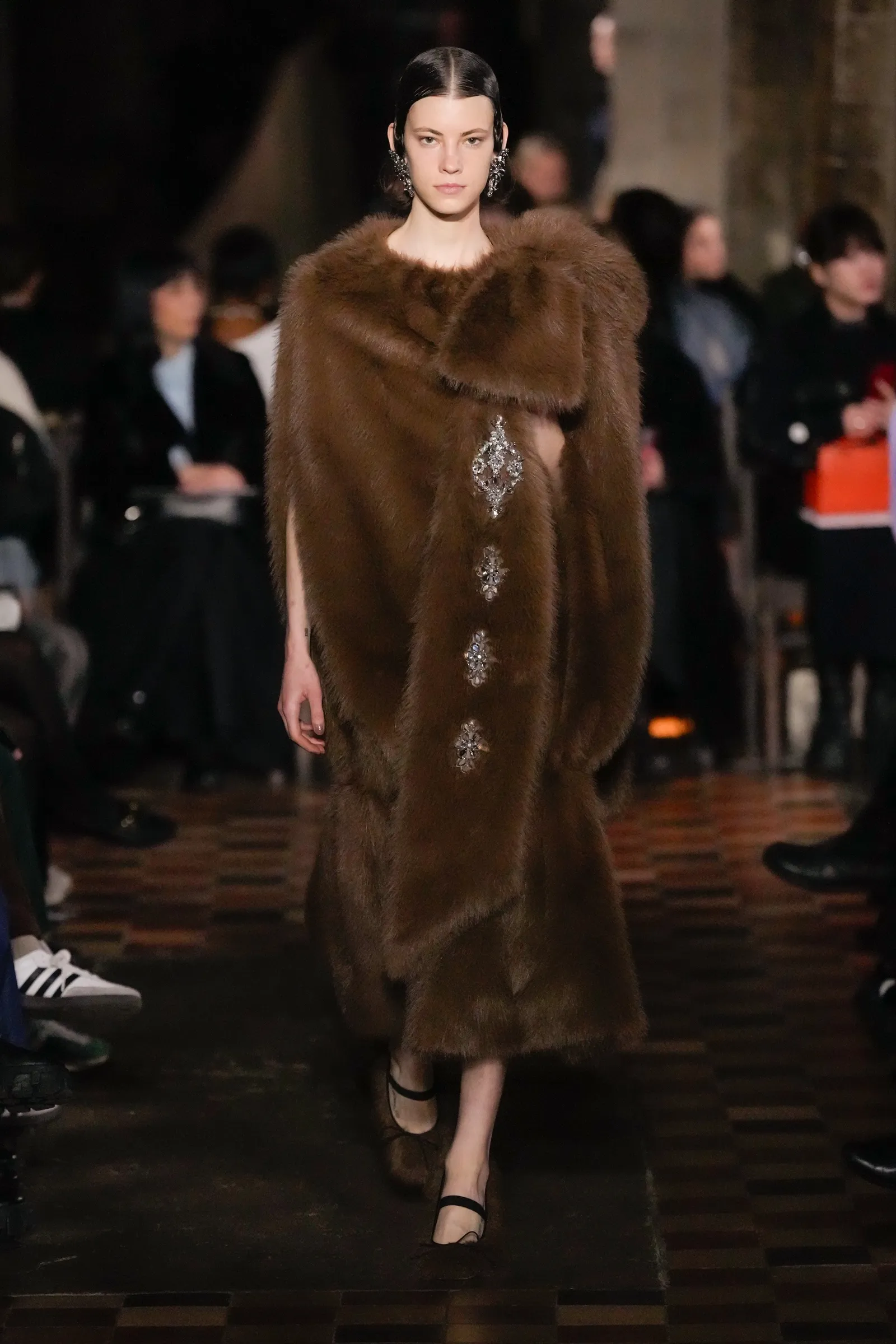 Simone Rocha Hidupkan Kembali Jiwa Ratu Victoria di Fall/Winter 2024