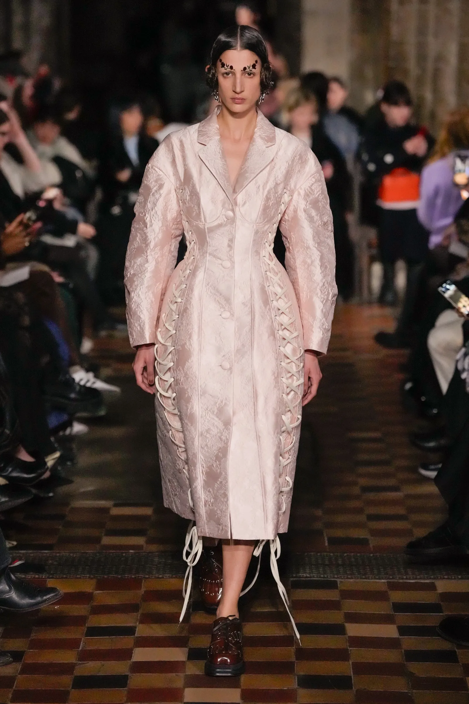 Simone Rocha Hidupkan Kembali Jiwa Ratu Victoria di Fall/Winter 2024