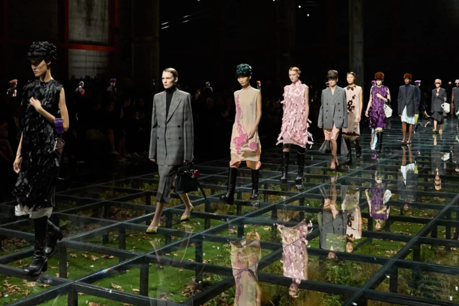 Prada Fall 2024, Eksplorasi Gaya Nostalgia Masa Lalu dan Masa Kini