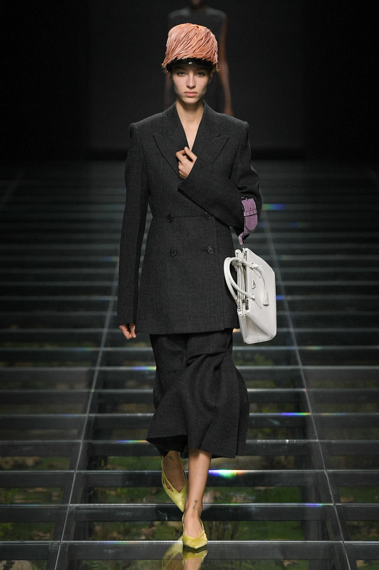 Prada Fall 2024, Eksplorasi Gaya Nostalgia Masa Lalu dan Masa Kini