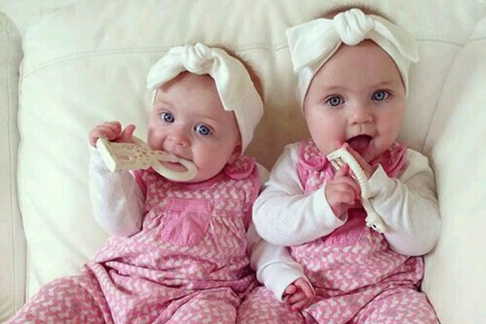 130+ Nama Bayi Kembar Perempuan Beserta Artinya