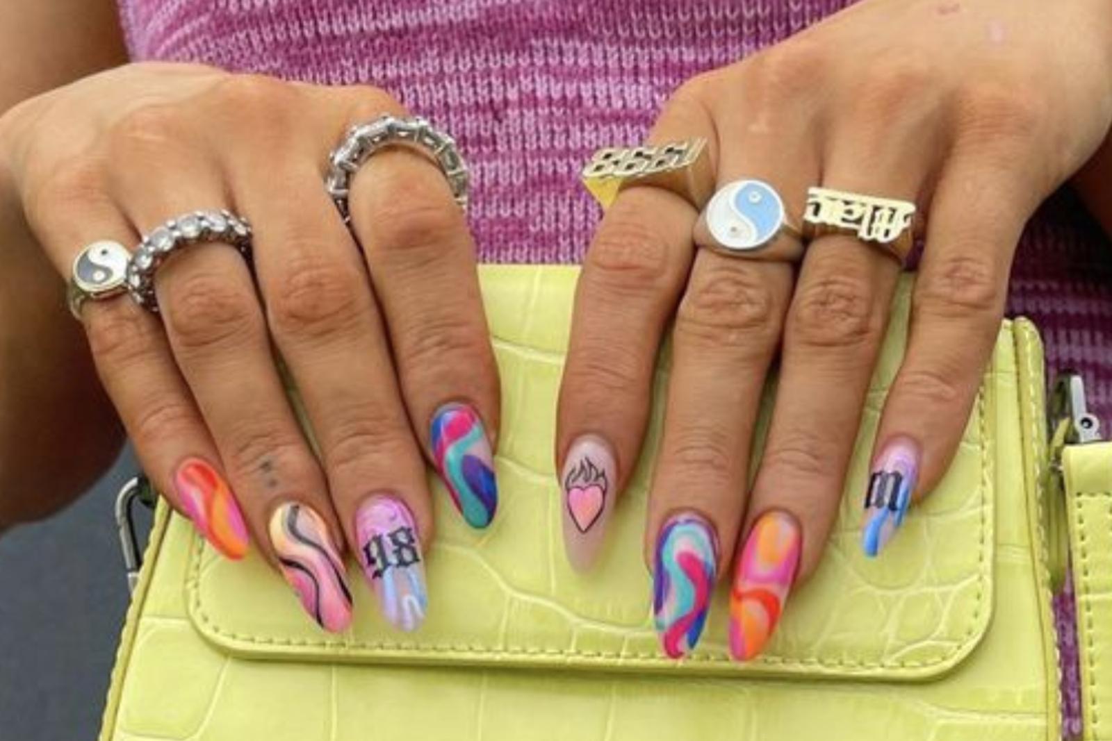 Intip 7 Inspirasi Nail Art yang Groovy dan Fun Ini Yuk!