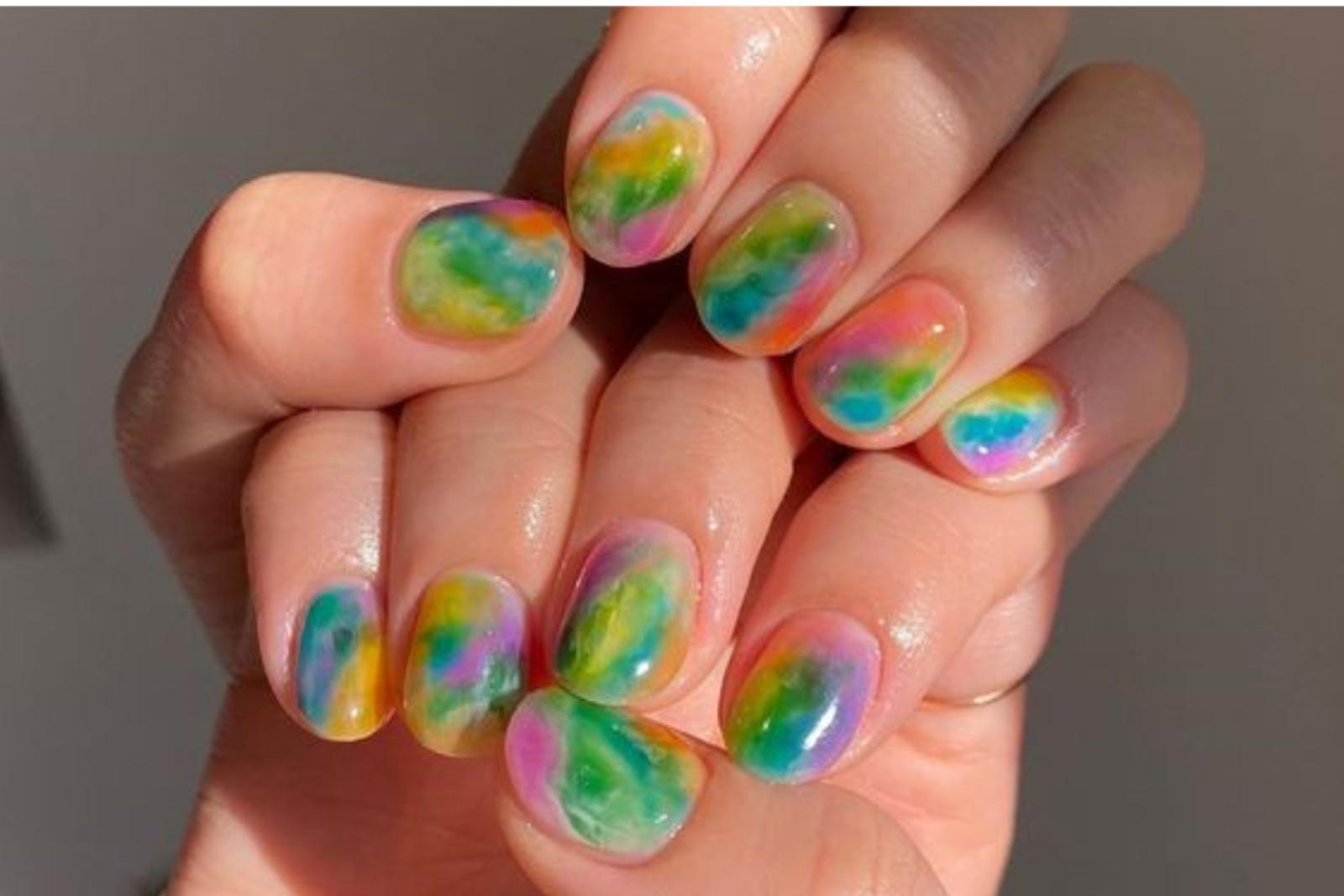 Intip 7 Inspirasi Nail Art yang Groovy dan Fun Ini Yuk!