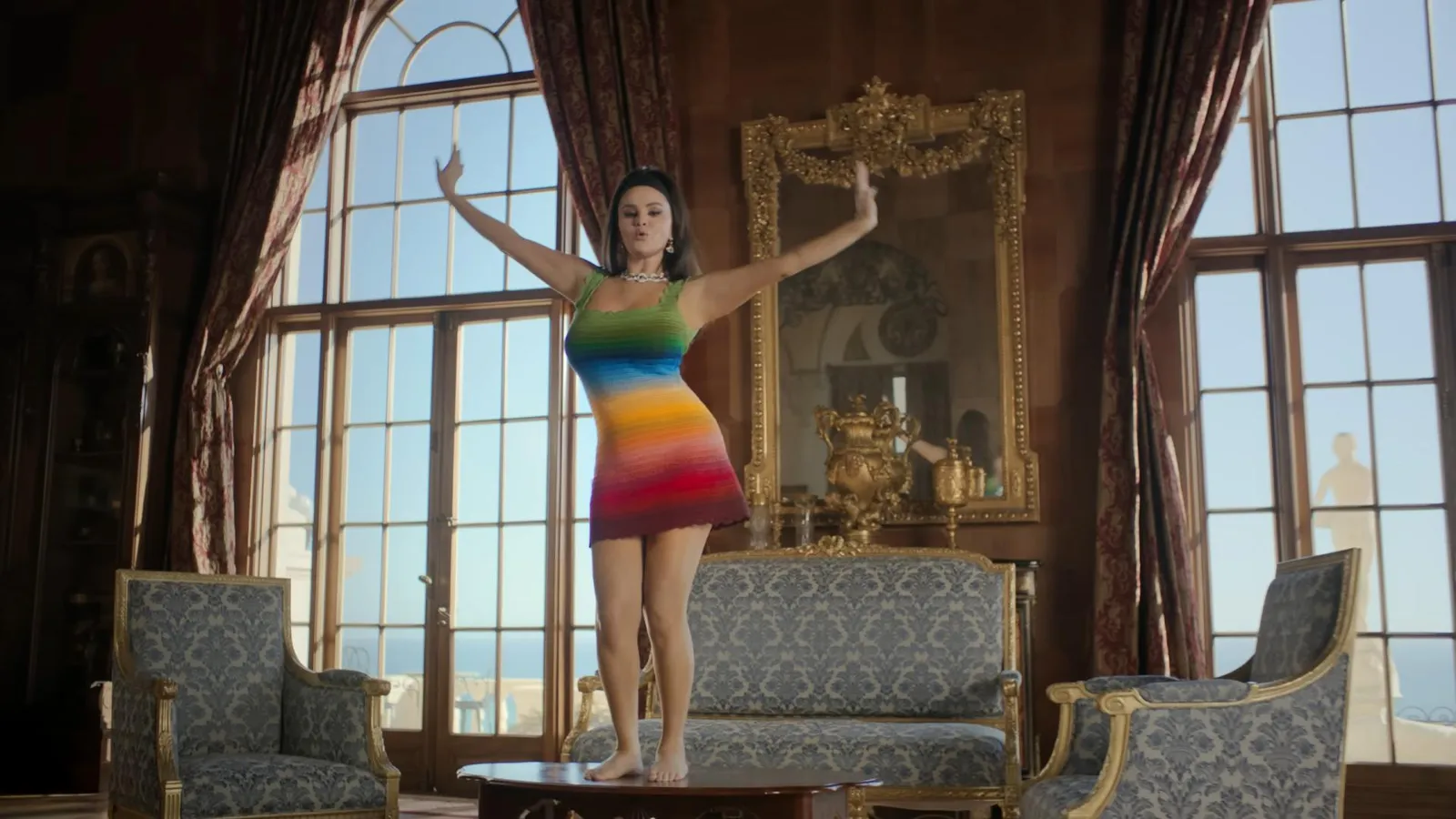 Gaya Glamor Selena Gomez dalam Video Klip Comeback ‘Love On’