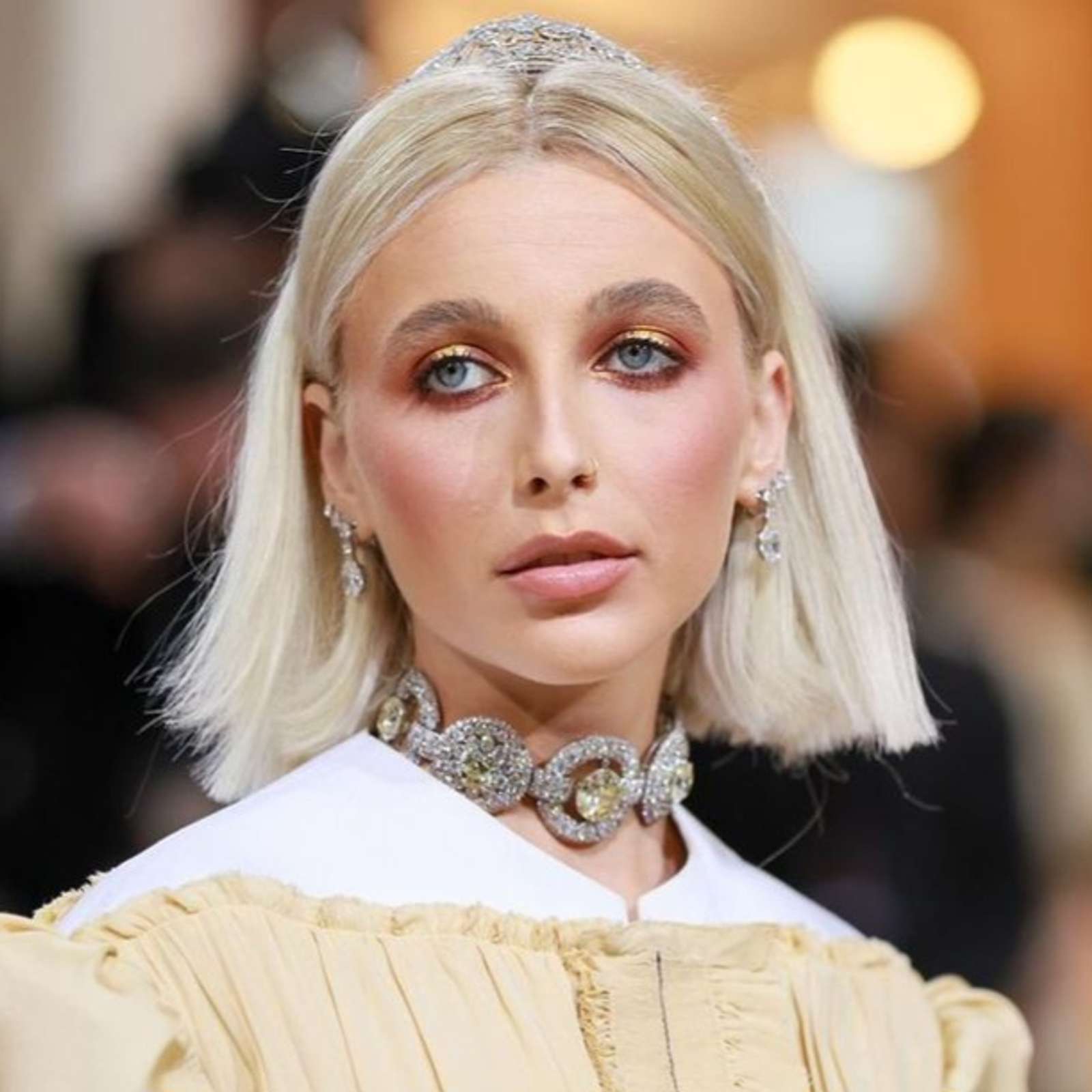 Intip Penampilan Memukau Emma Chamberlain di Red Carpet 