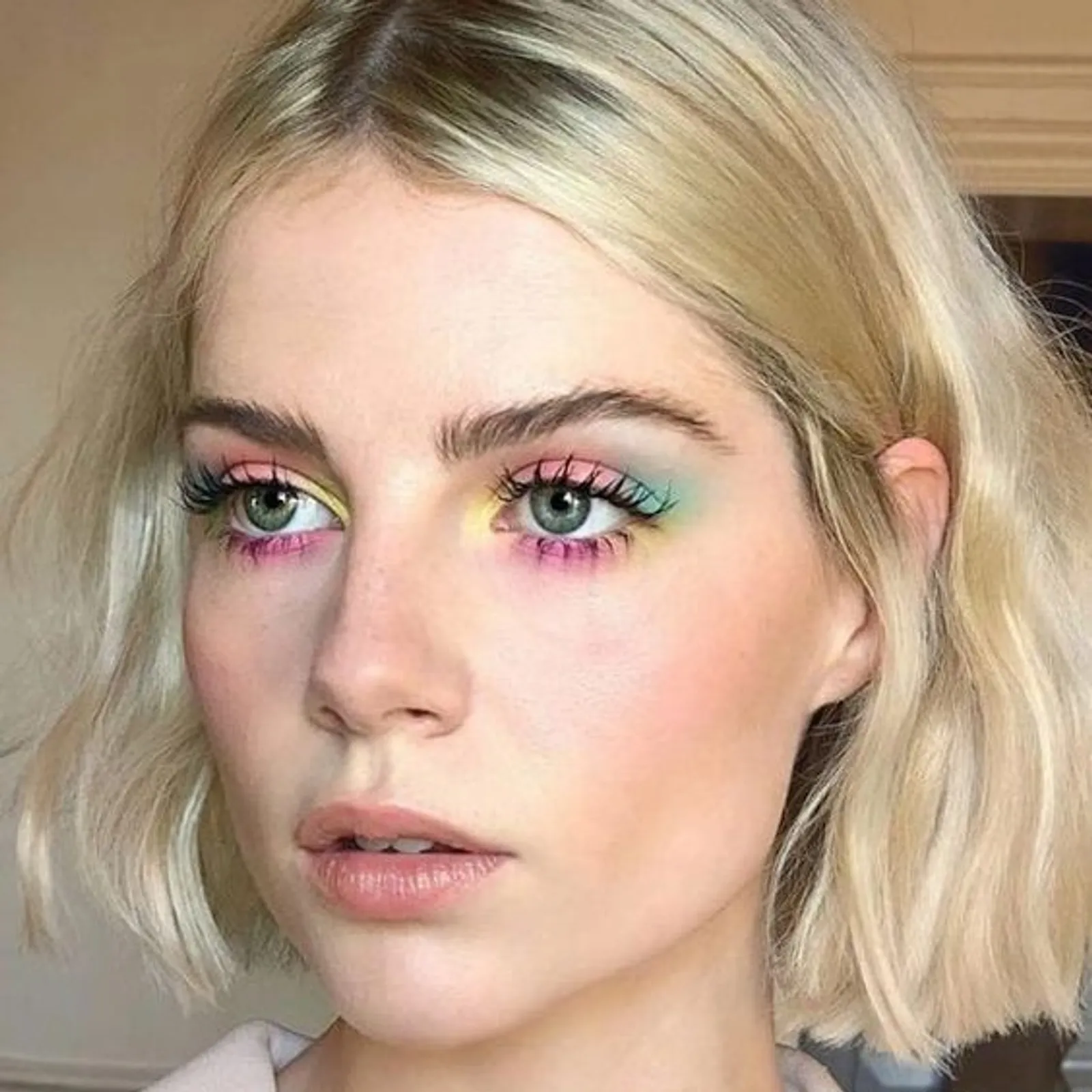 Tampil Berani nan Fresh dengan Neon Eye Makeup Ini