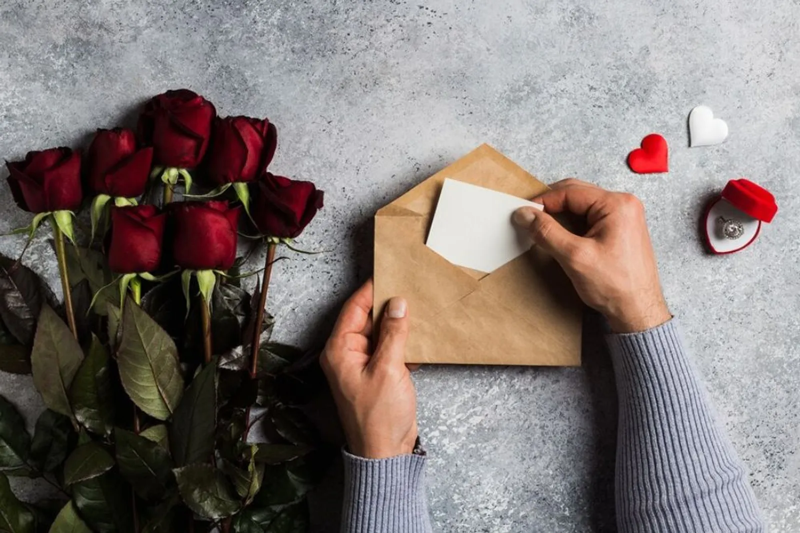 10 Puisi Cinta Pendek yang Romantis untuk Orang Tersayang