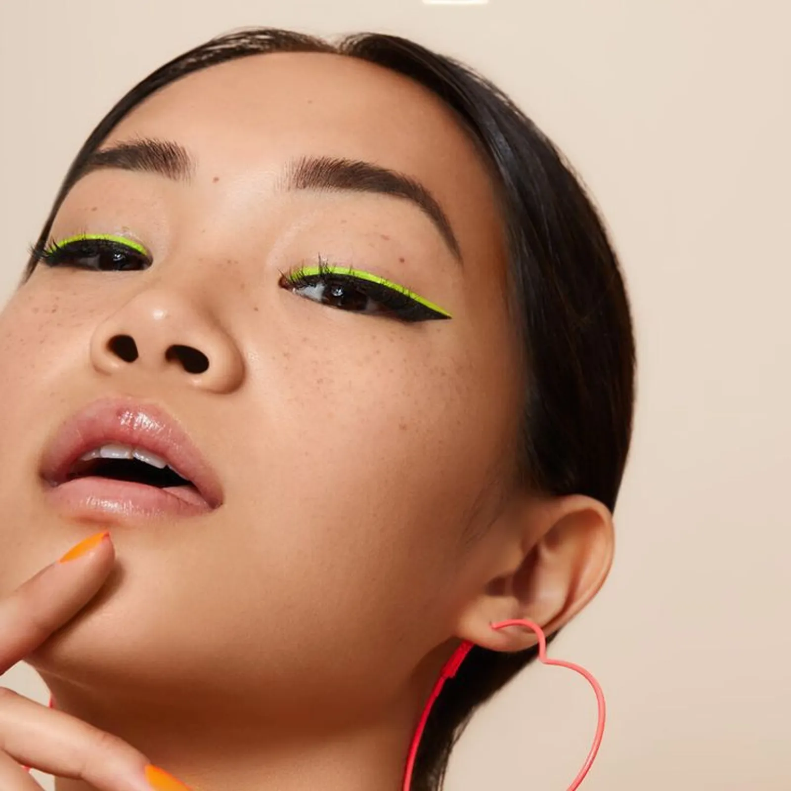 Tampil Berani nan Fresh dengan Neon Eye Makeup Ini