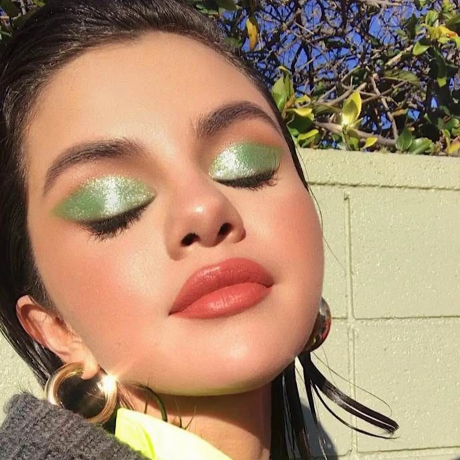 Tampil Berani nan Fresh dengan Neon Eye Makeup Ini