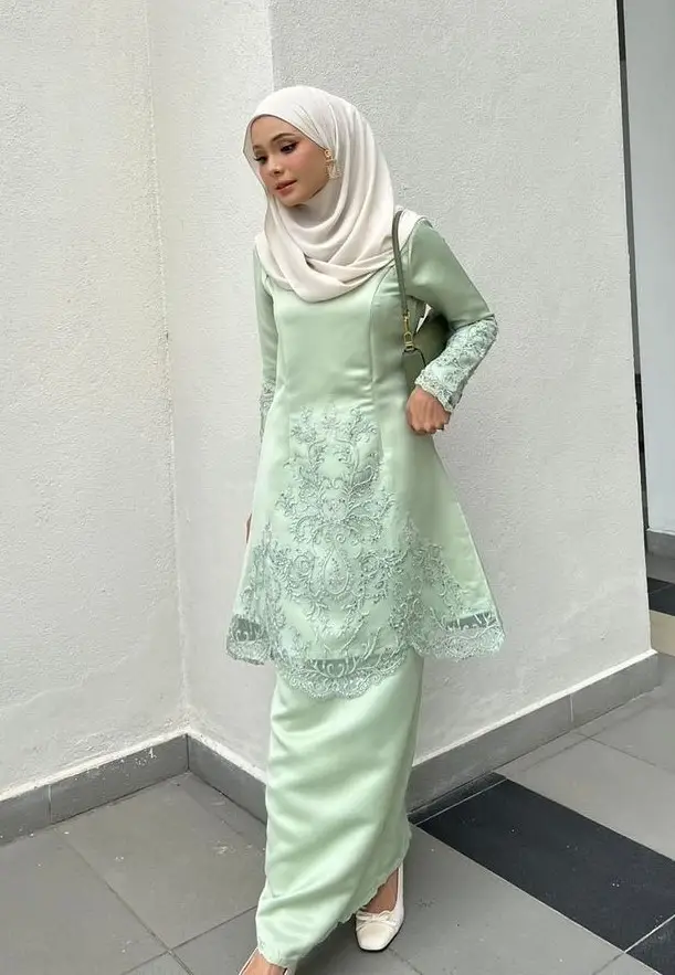 10 Warna Jilbab yang Cocok untuk Baju Hijau Mint