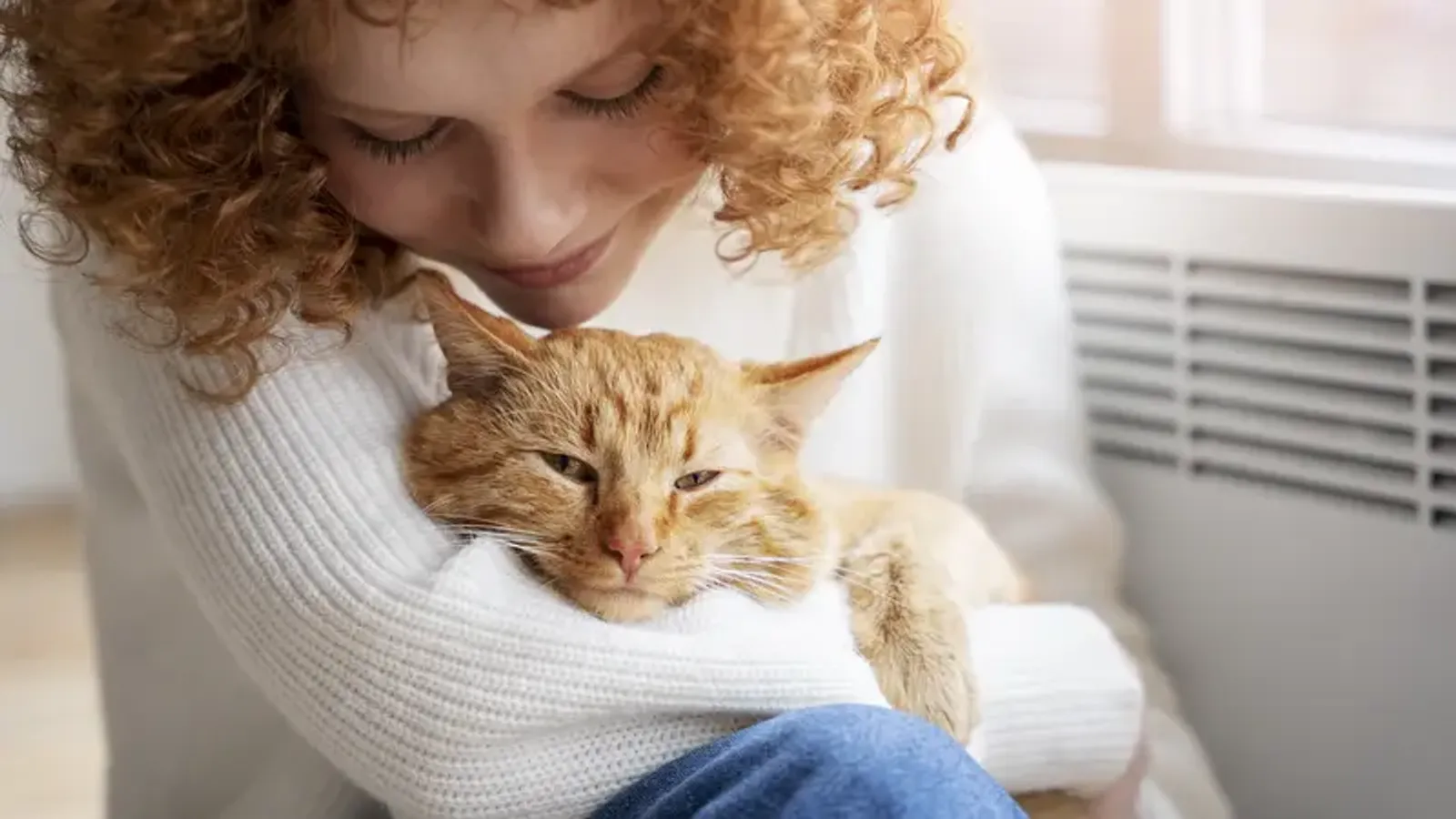 5 Cara Menggendong Kucing dengan Baik dan Benar, Supaya Tidak Dicakar