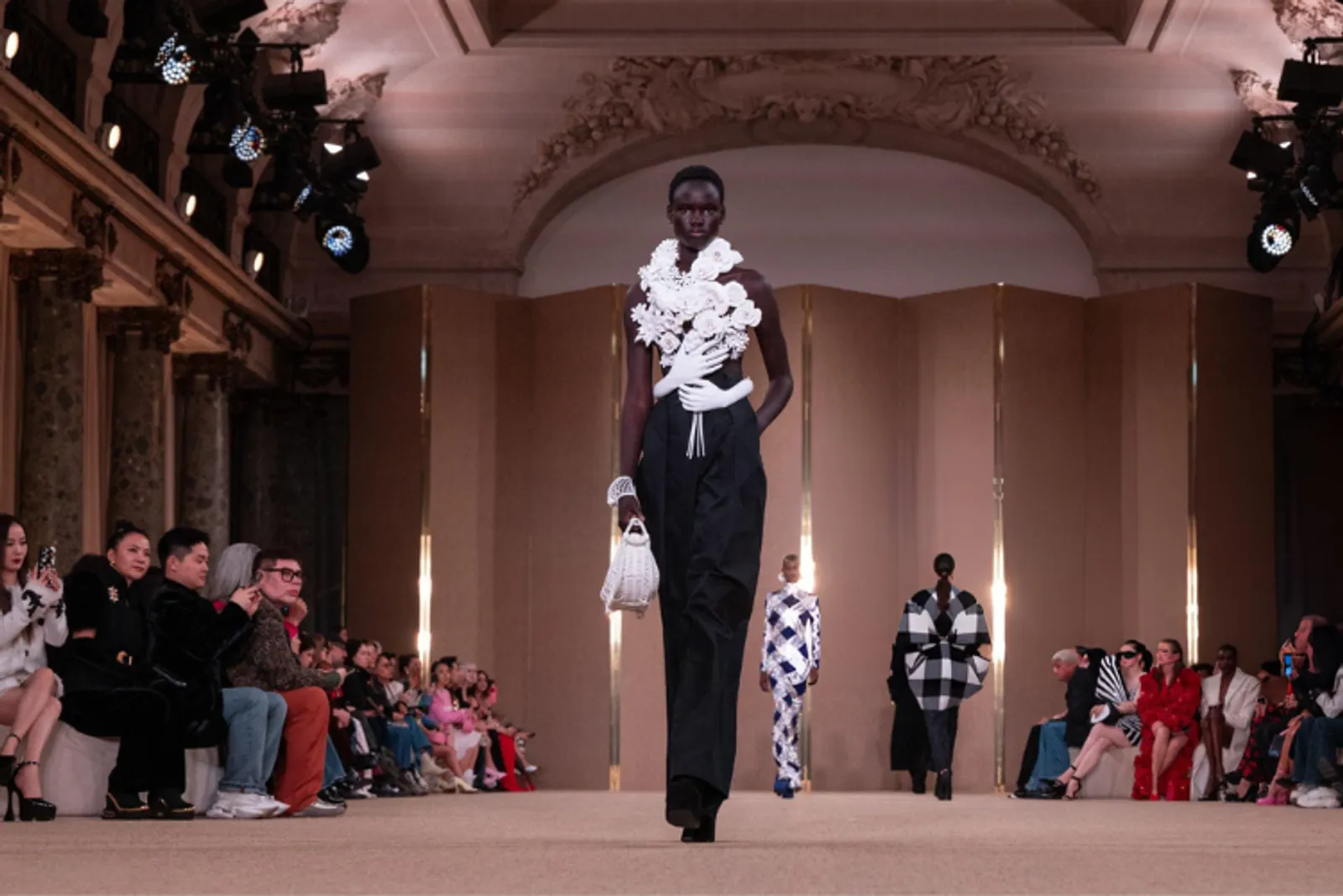 Seni Adibusana Surealisme di Fashion Show Balmain Fall/Winter 2024