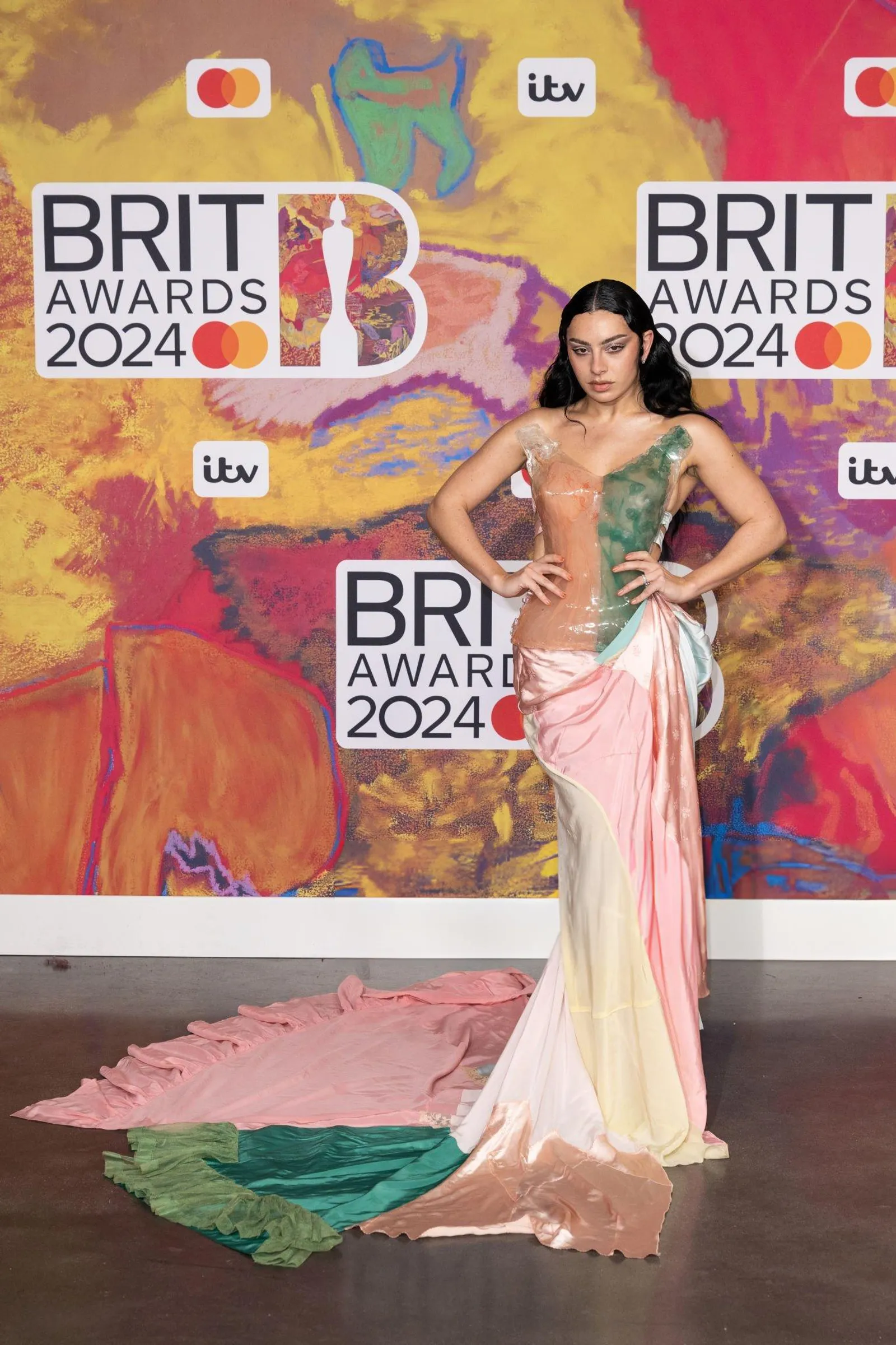 12 Gaya Glamor Artis Perempuan di Karpet Merah Brit Awards 2024