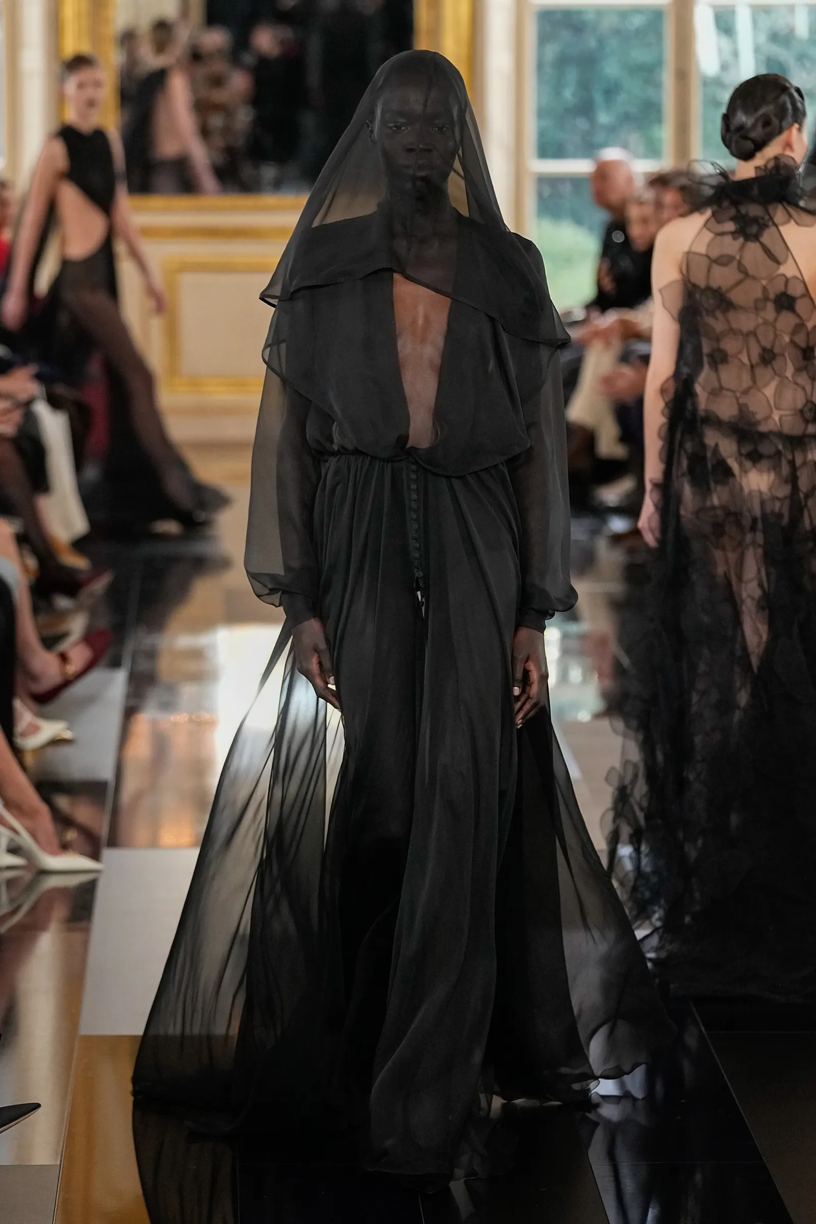 Serba Hitam, Valentino Gelar 'Pemakaman' di Fashion Show Fall 2024