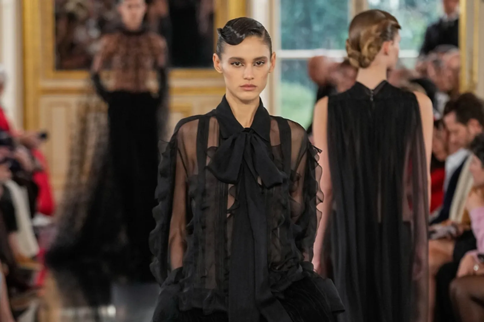 Serba Hitam, Valentino Gelar 'Pemakaman' di Fashion Show Fall 2024