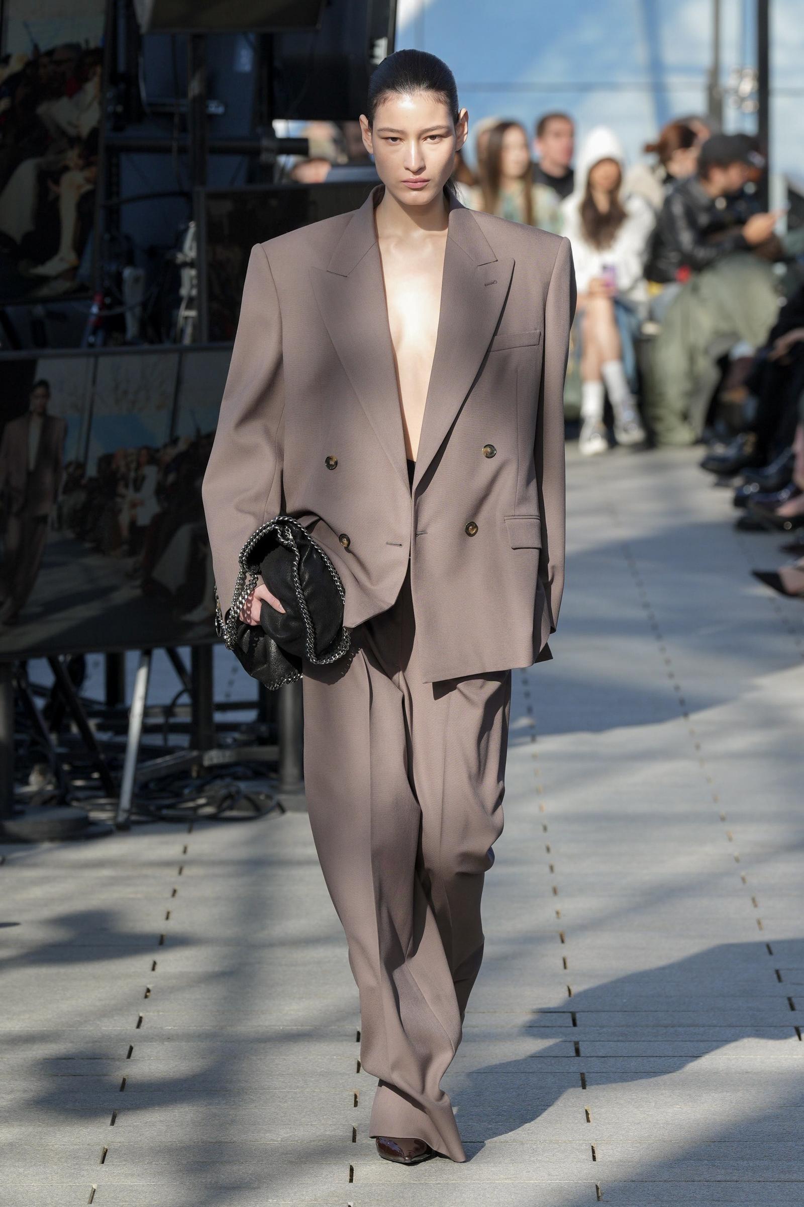 Stella McCartney Fall/Winter 2024 Andalkan Material Ramah Lingkungan