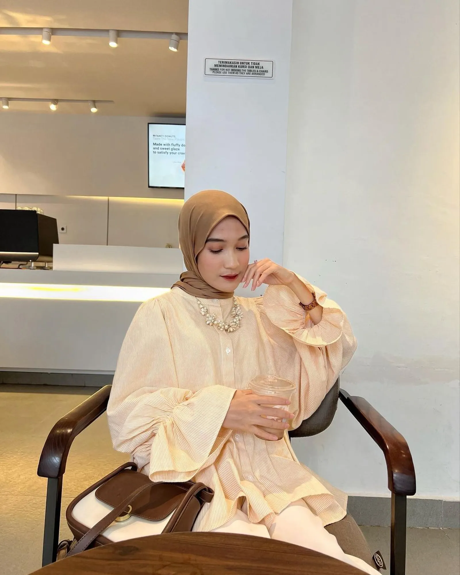 Baju Warna Peach Cocok dengan Jilbab Warna Apa? Ini Rekomendasinya!