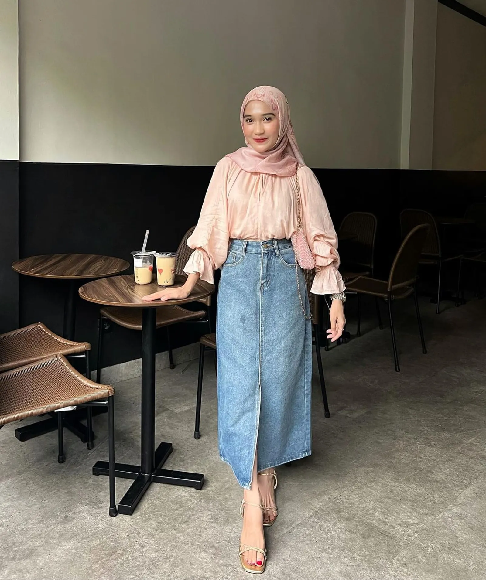 Baju Warna Peach Cocok dengan Jilbab Warna Apa? Ini Rekomendasinya!
