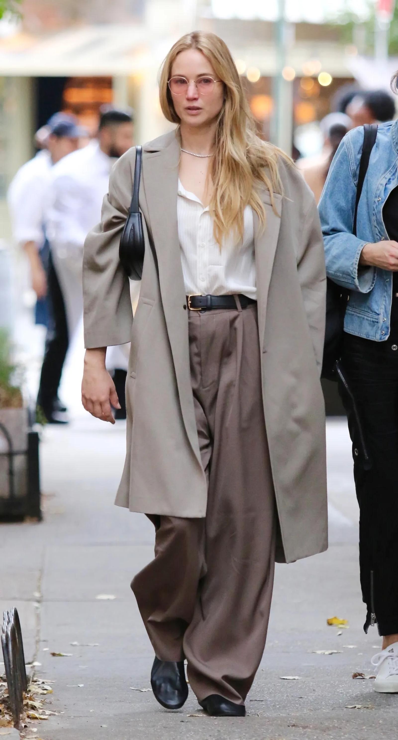 Inspirasi Gaya 'Rich-Mom Energy Look' yang Lagi Viral
