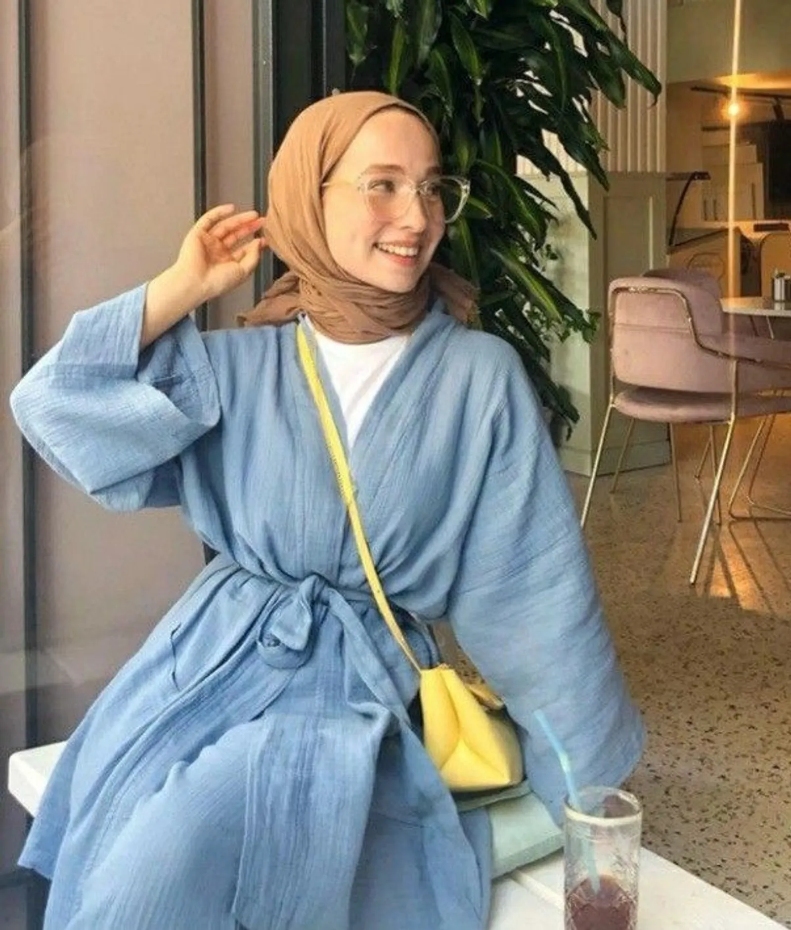 12 Warna Jilbab yang Cocok untuk Baju Biru Denim, Elegan!