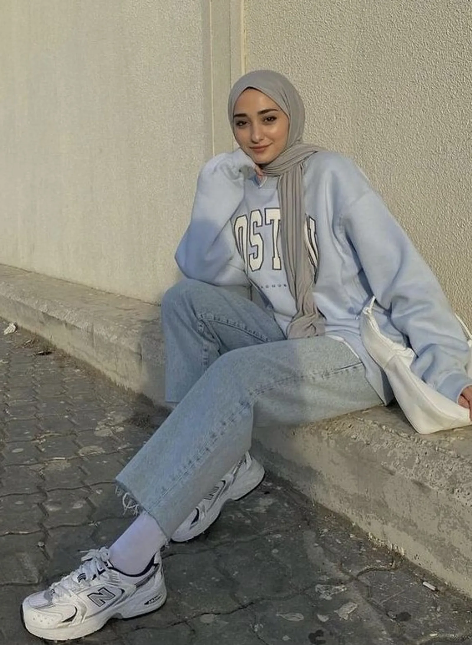 12 Warna Jilbab yang Cocok untuk Baju Biru Denim, Elegan!