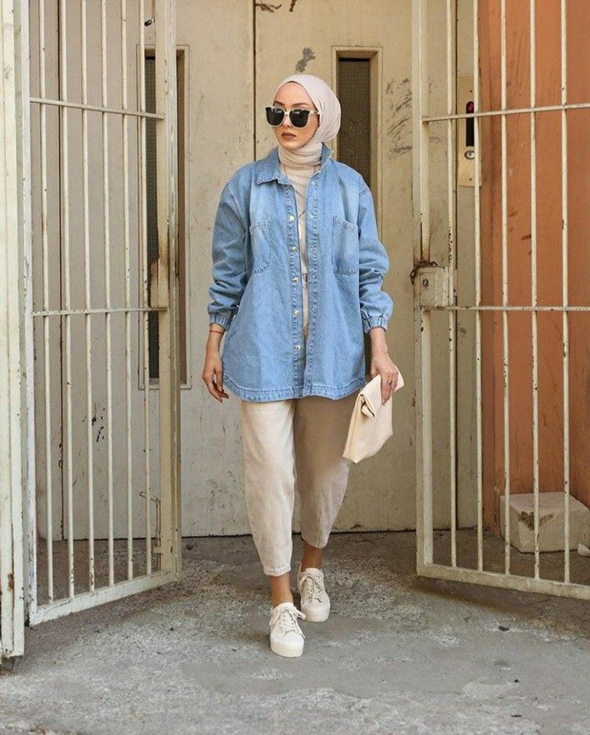 15 Warna Jilbab Yang Cocok Untuk Baju Biru Denim Elegan