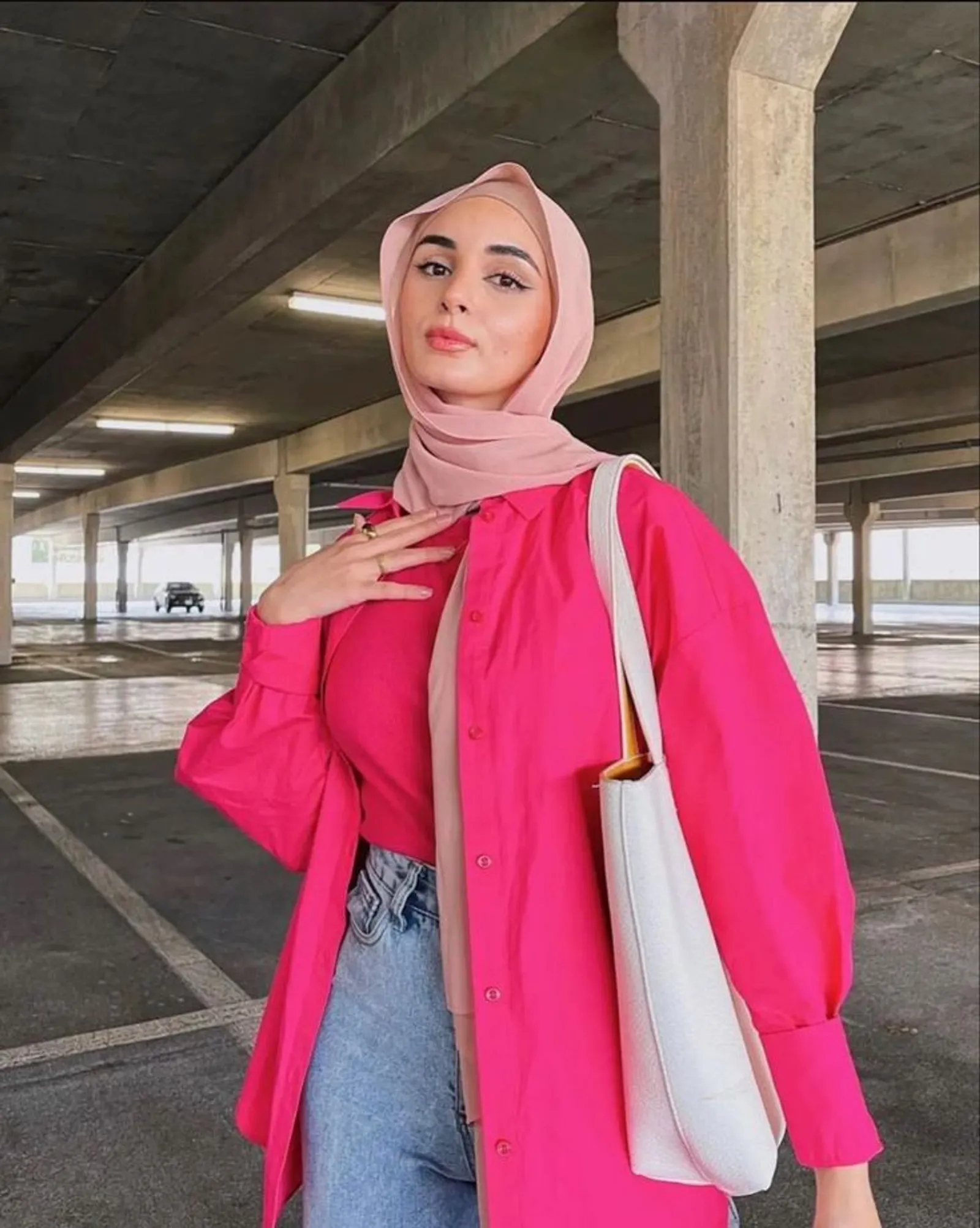 Baju Warna Fuchsia Cocok dengan Jilbab Warna Apa? Ini 7 Pilihannya