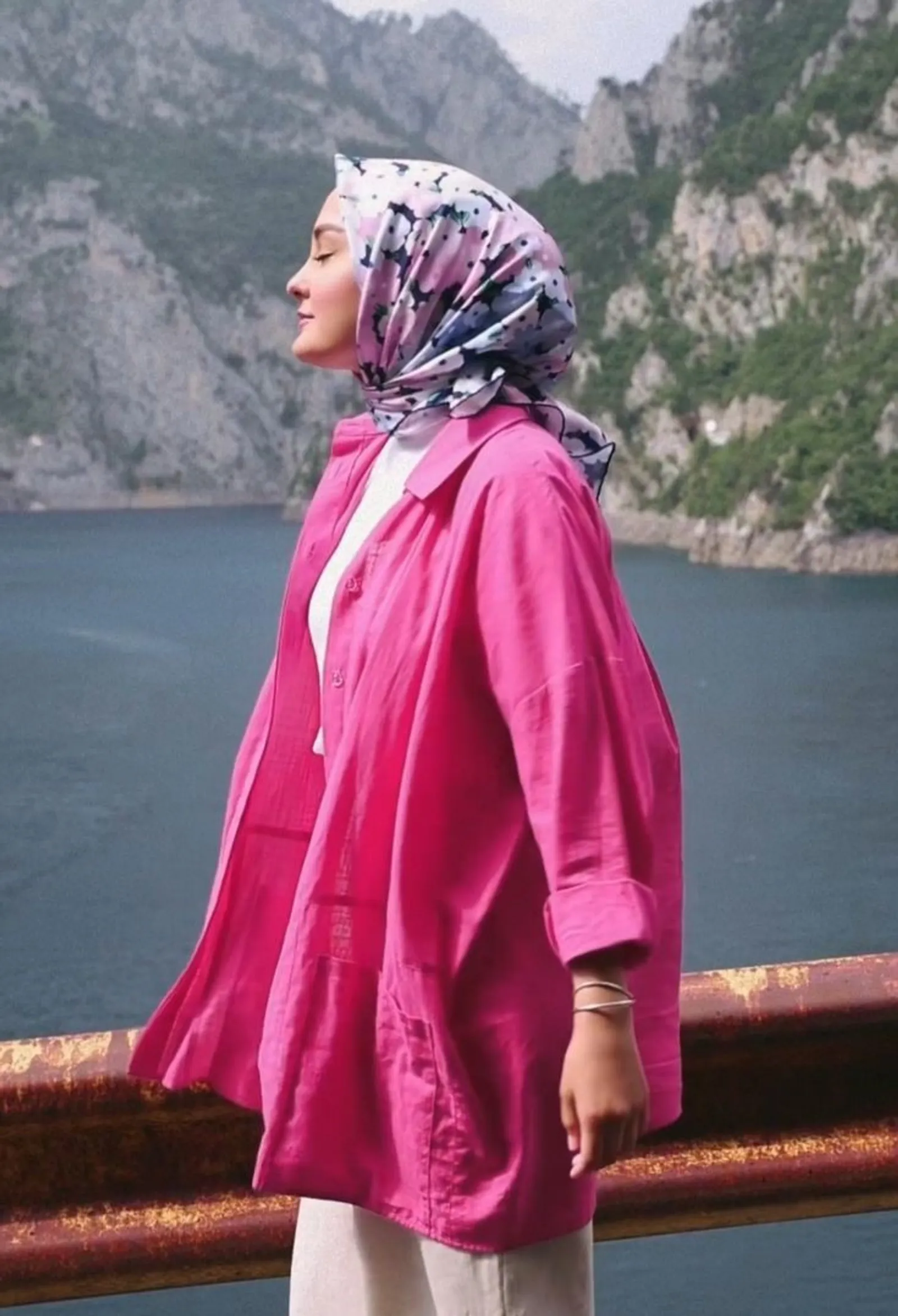 Baju Warna Fuchsia Cocok dengan Jilbab Warna Apa? Ini 7 Pilihannya
