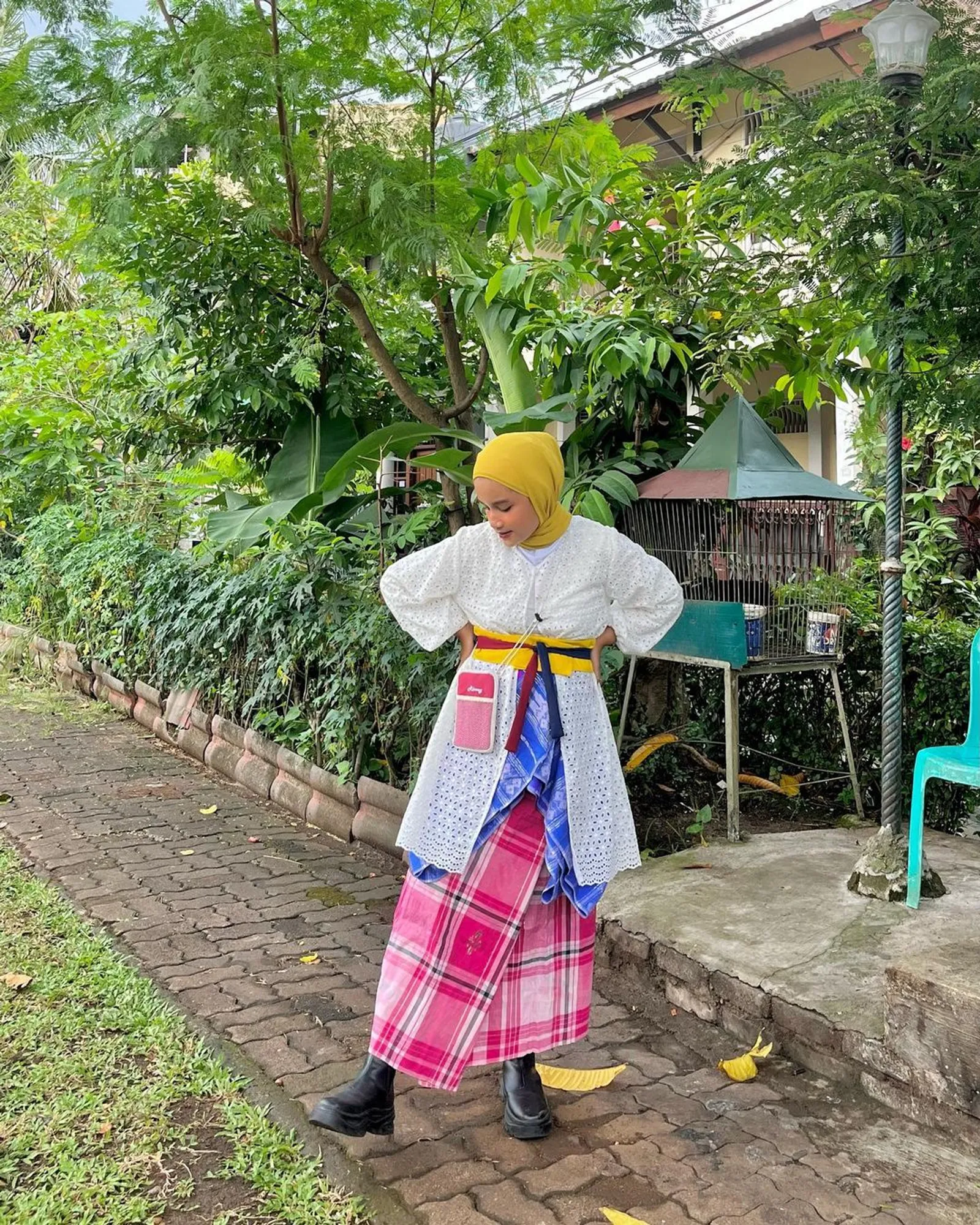 7 Outfit Bukber Pakai Warna Putih