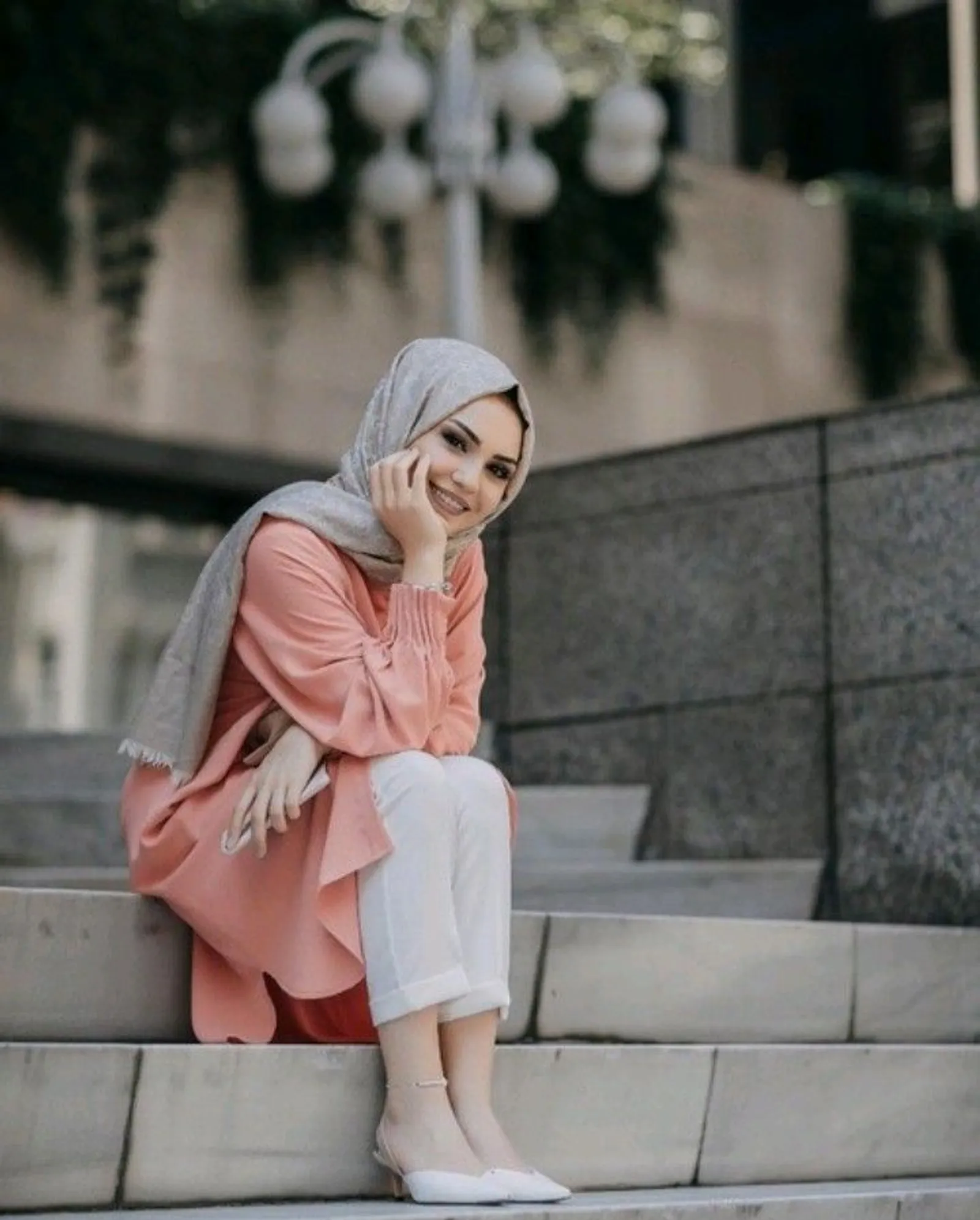 Baju Warna Peach Cocok dengan Jilbab Warna Apa? Ini Rekomendasinya!