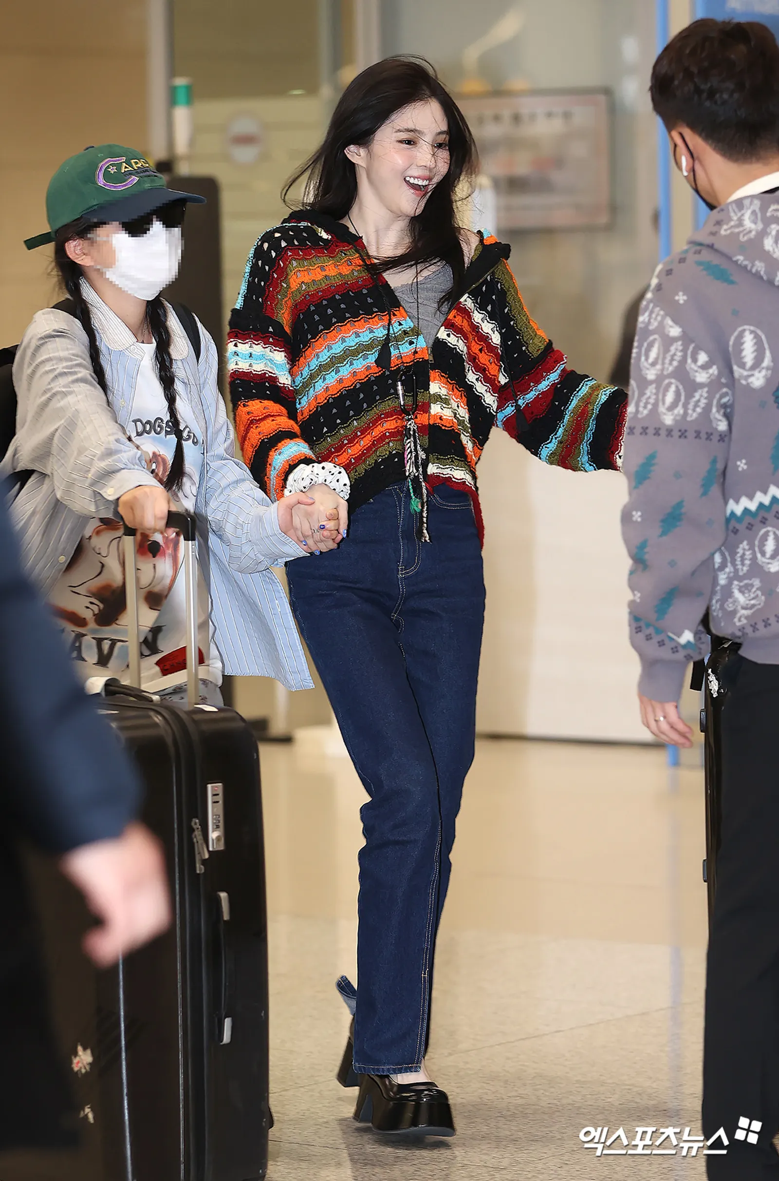 Gaya 'Ceria’ Han So Hee di Bandara Usai Liburan Bareng Ryu Jun Yeol