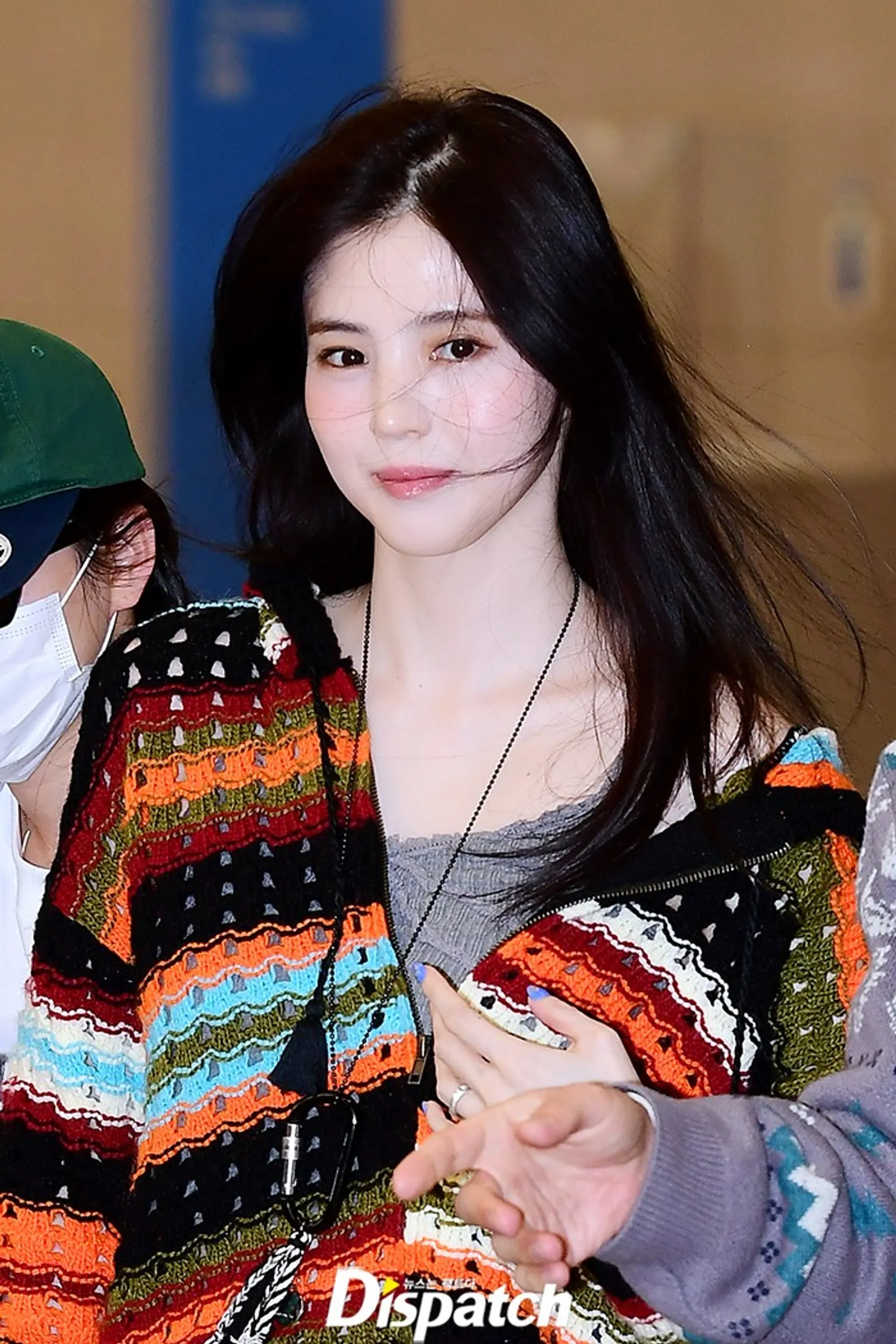 Gaya 'Ceria’ Han So Hee di Bandara Usai Liburan Bareng Ryu Jun Yeol