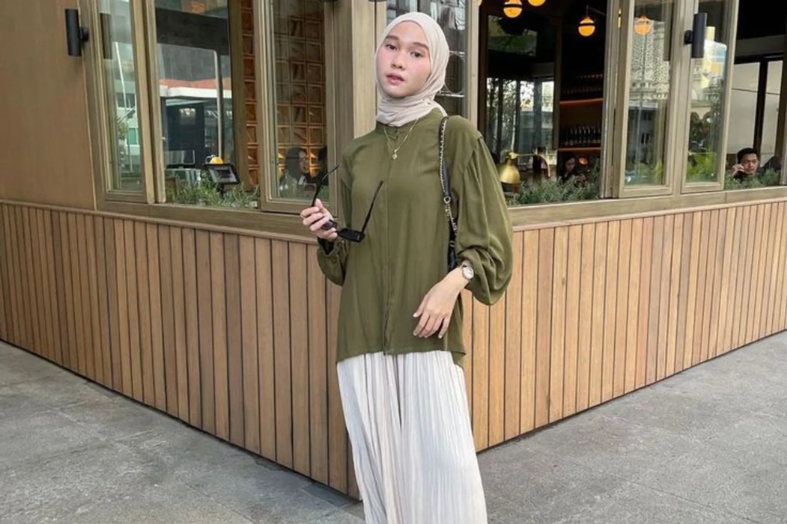 10 Style Baju Hijab Warna Hijau Army yang Simpel dan Elegan