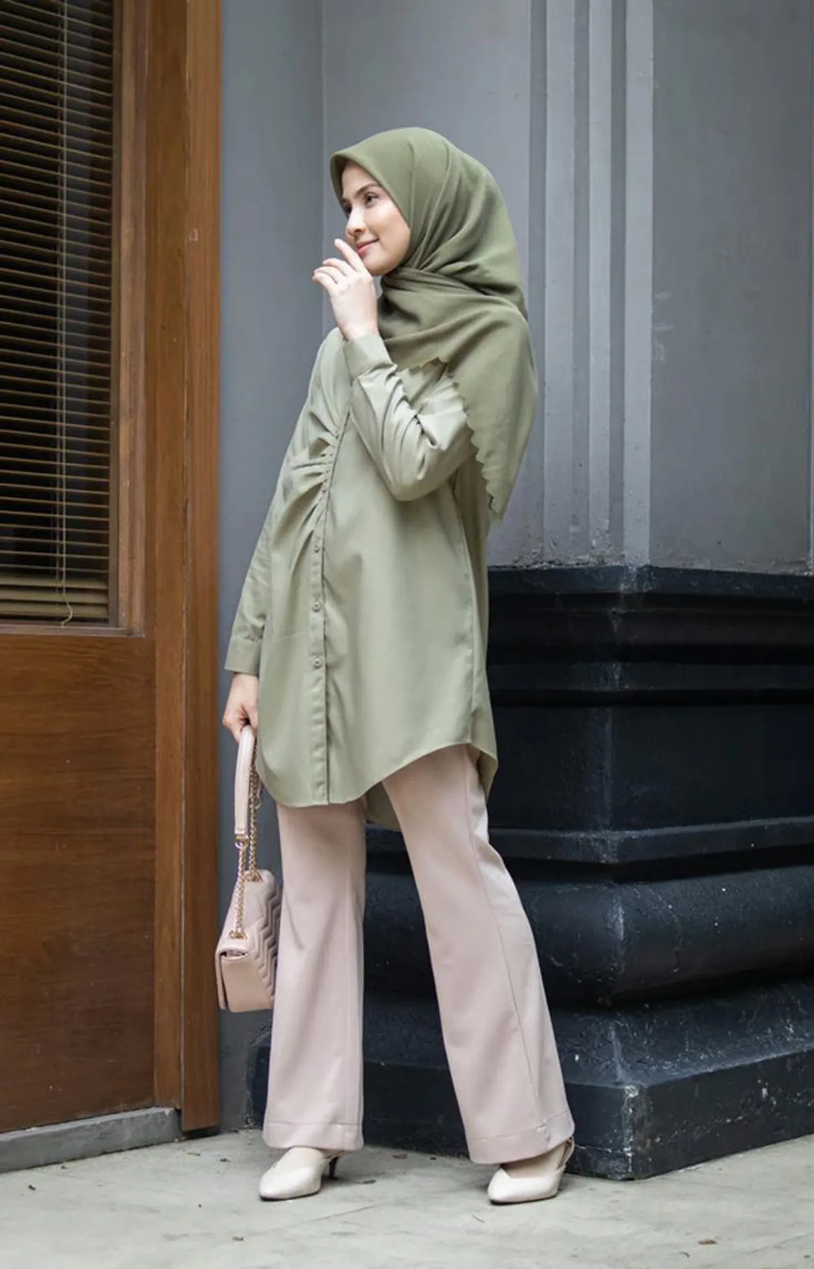 10 Style Baju Hijab Warna Hijau Army yang Simpel dan Elegan